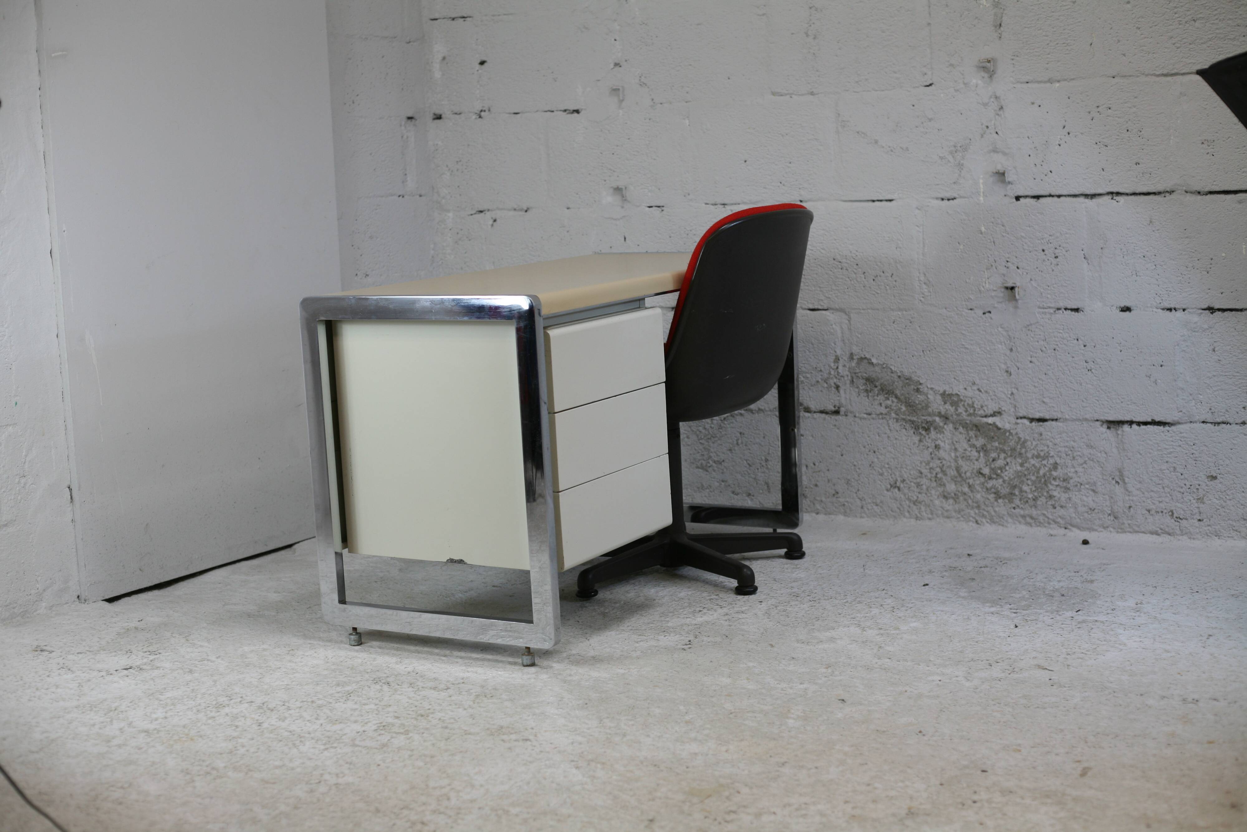 Bureau "space age". Acier laqué, acier chromé. France, circa 1970
