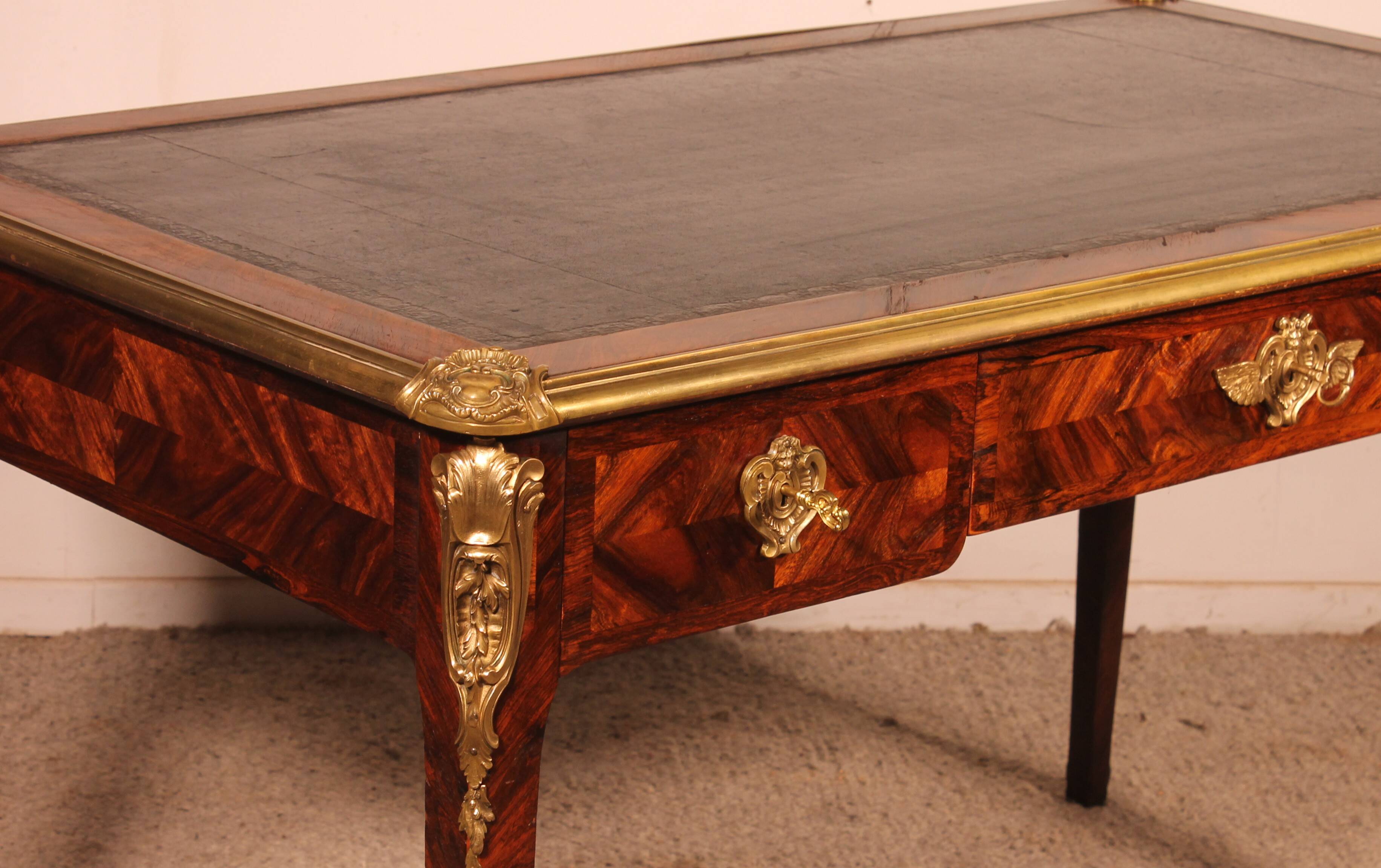 Bureau de style Louis XV en marqueterie - 19° siècle