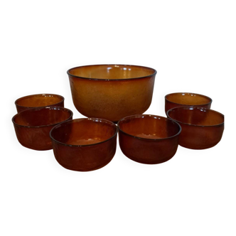 Set of 70s amber Pyrex bowls and dishes