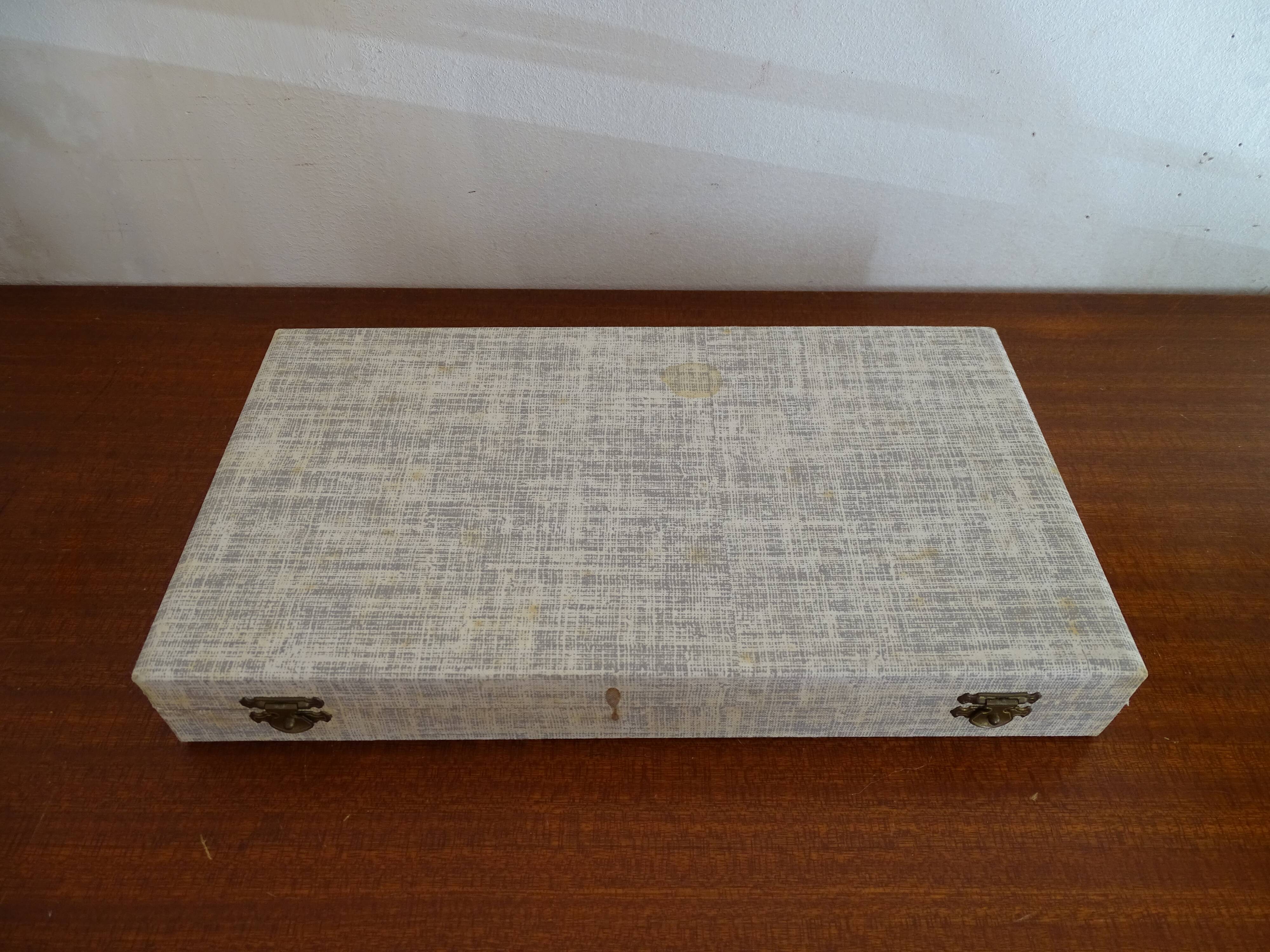 Lot 12 Art Deco style knives in case