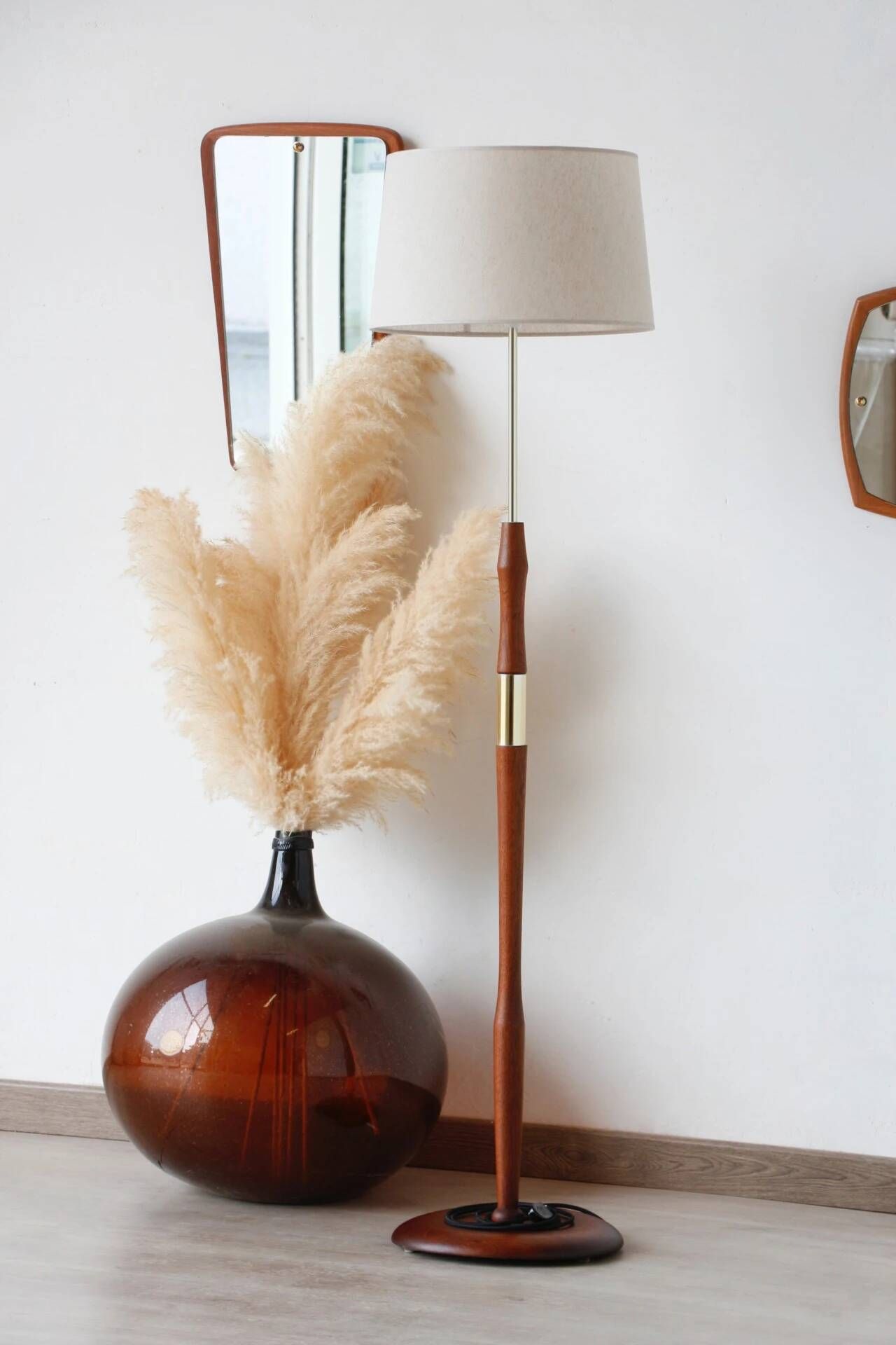 Vintage Scandinavian floor lamp in wood and gold brass — Beige lampshade