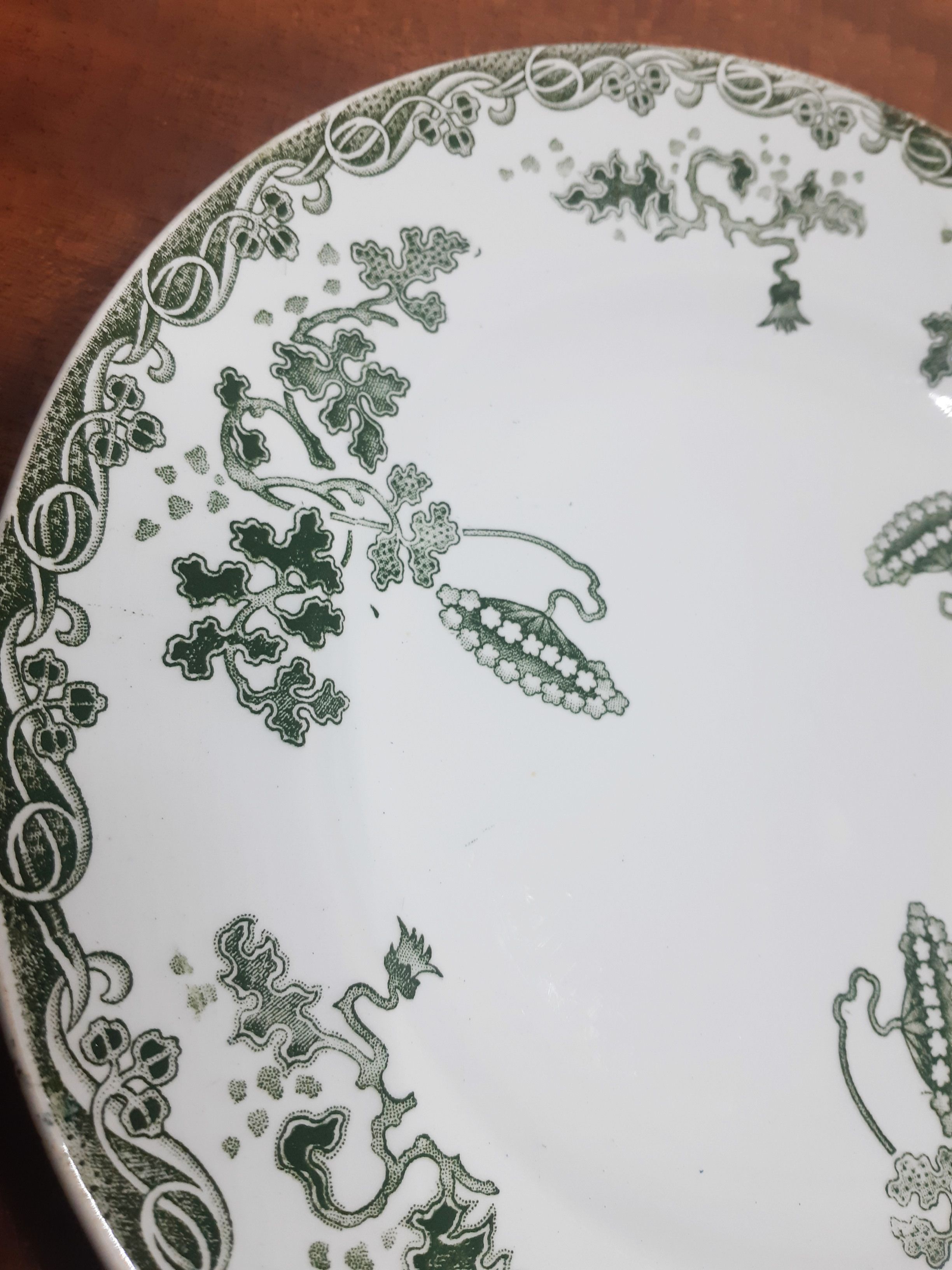 Flat plate in faience of Saint Amand and Hamage, Iron earth, Modern Style, green color