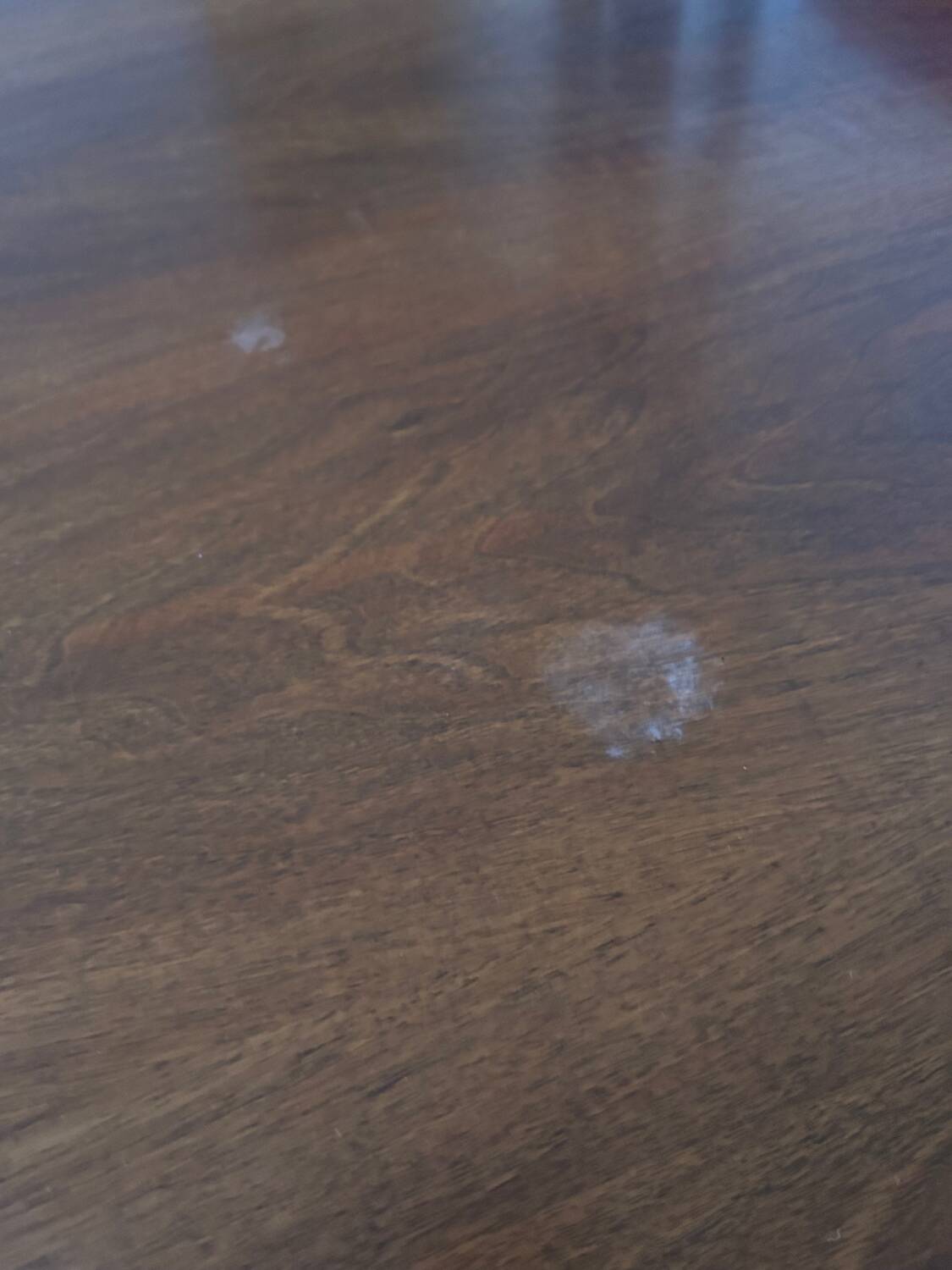 Table ronde en bois verni