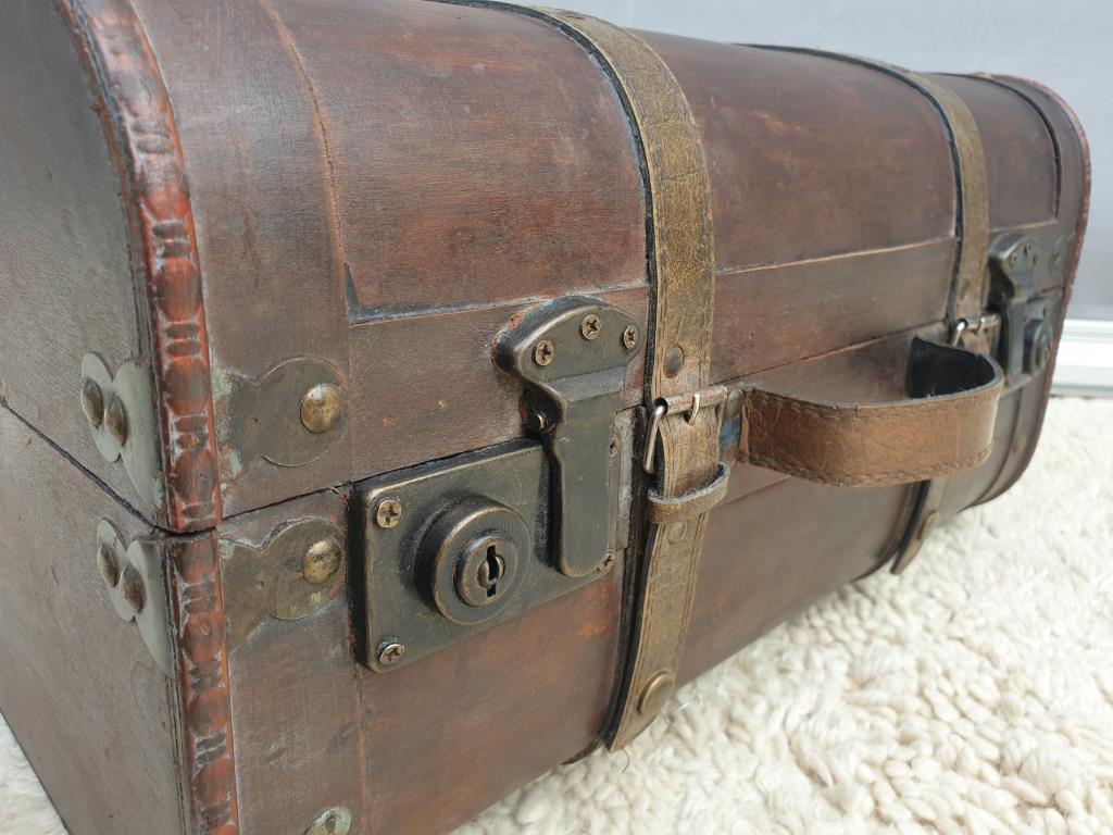 Decorative poplar suitcase with 2 clasps