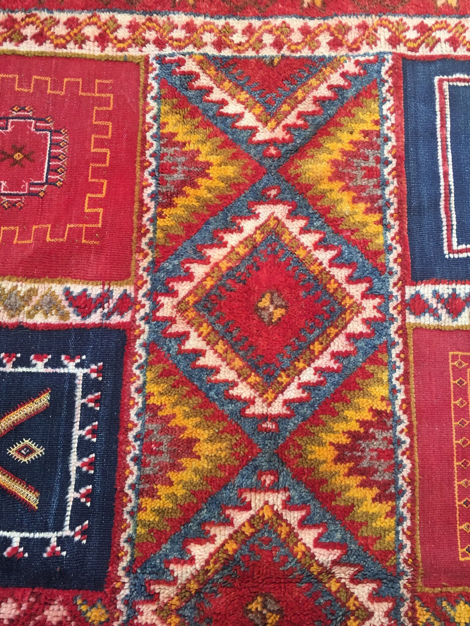 Tapis taznakht berbère coloré