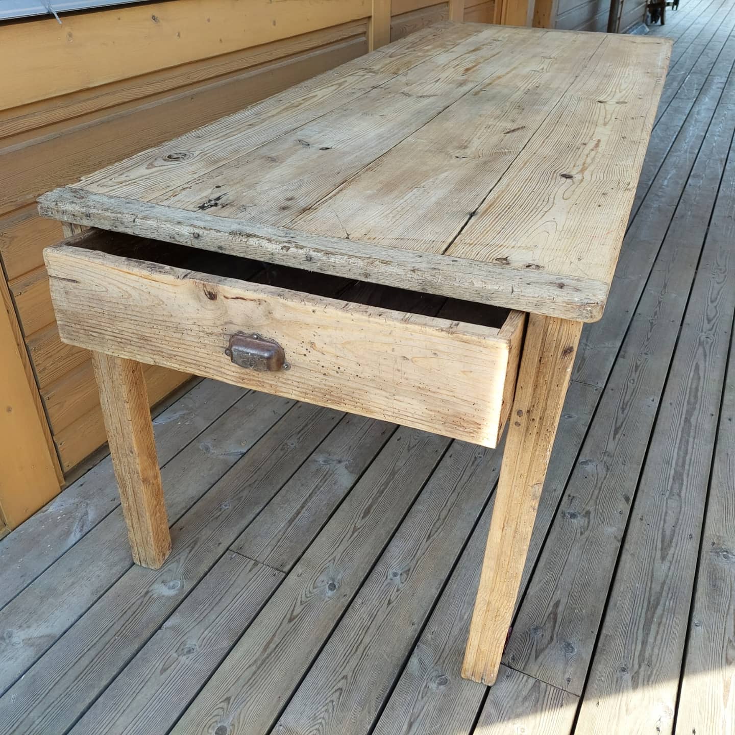 Farm table