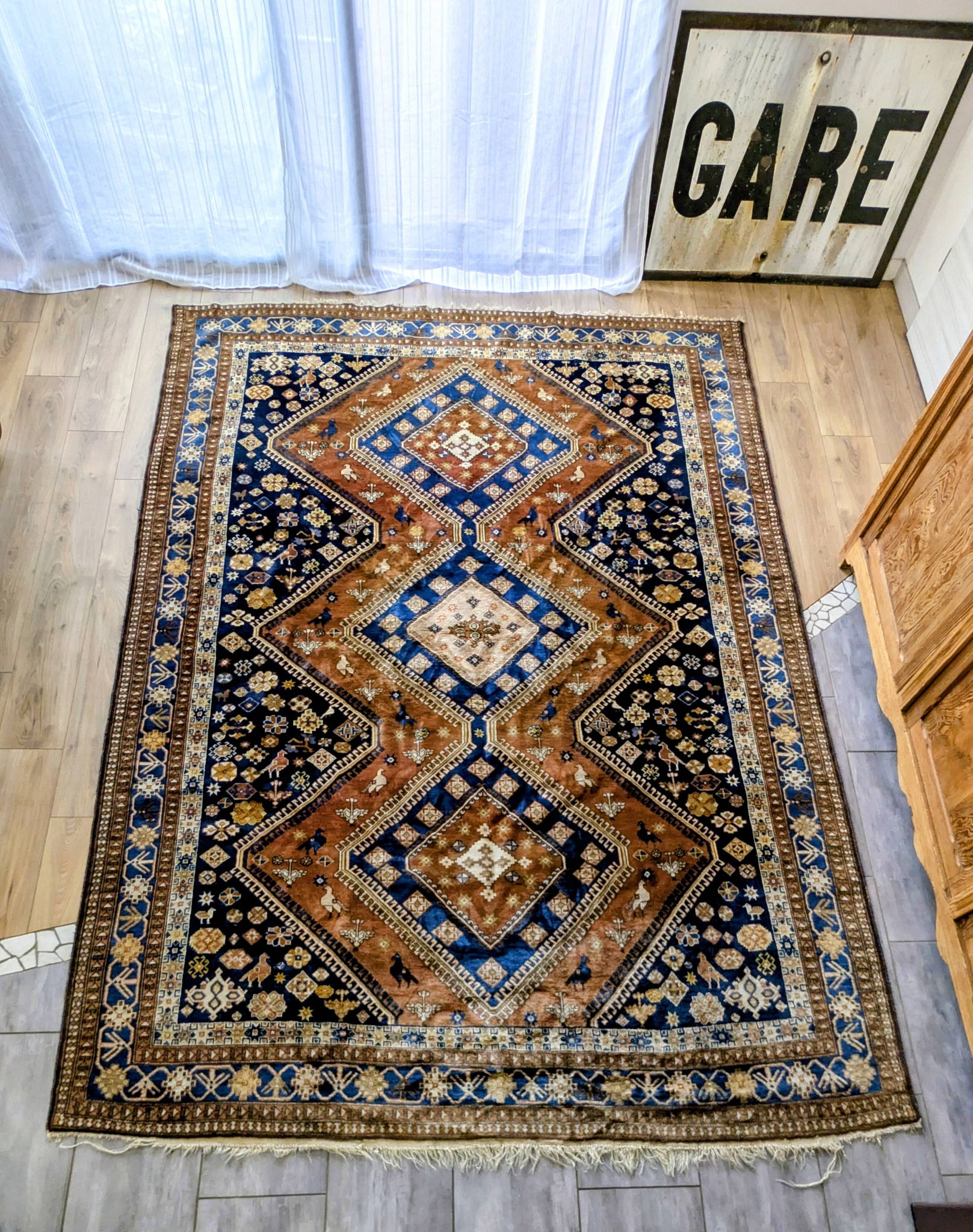 Hand-knotted Persian Shiraz rug in wool with tribal decoration, 300 x 220 cm.