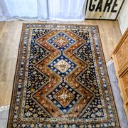 Hand-knotted Persian Shiraz rug in wool with tribal decoration, 300 x 220 cm.