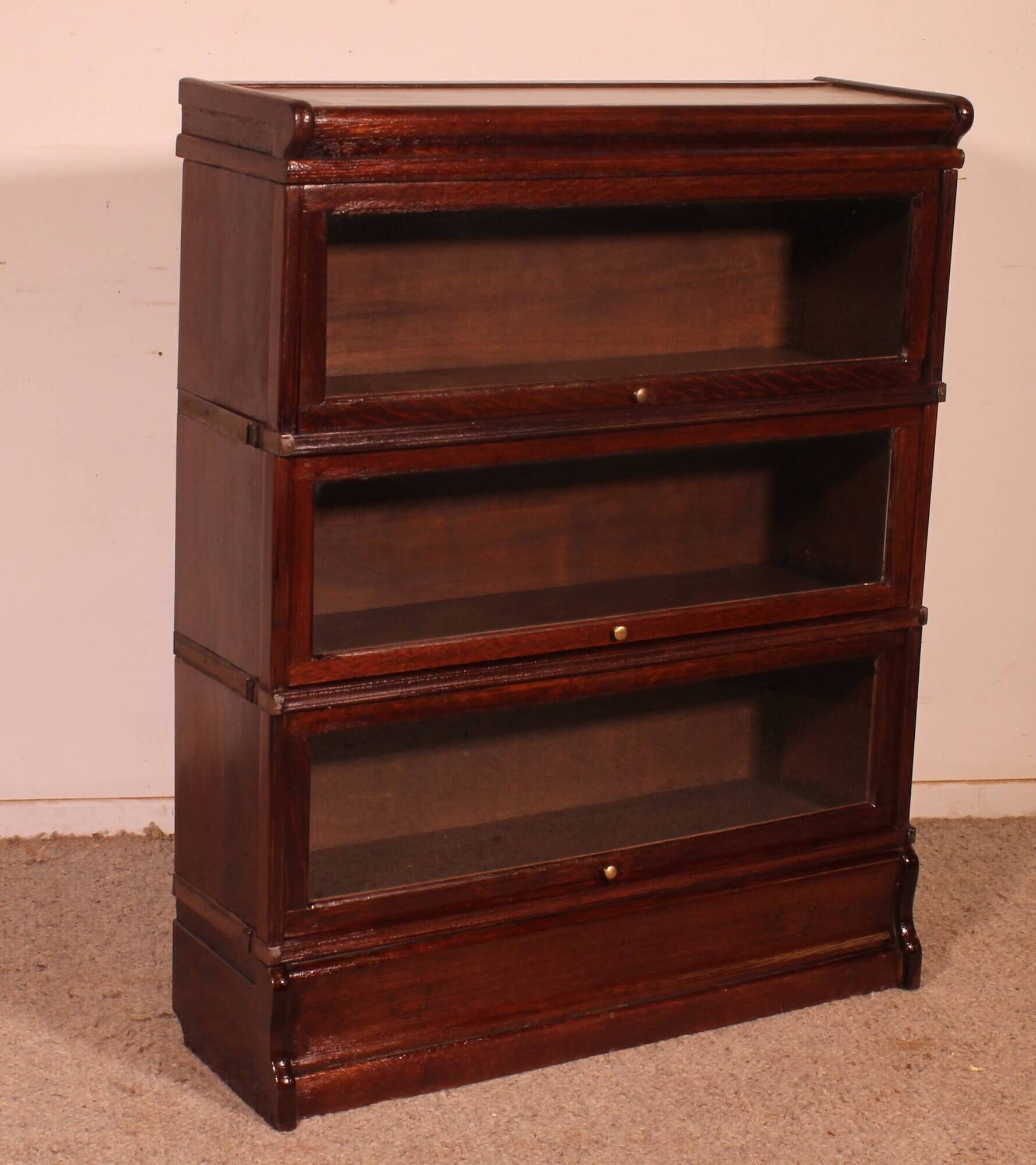 Globe Wernicke Library in mahogany, consisting of 3 pieces.