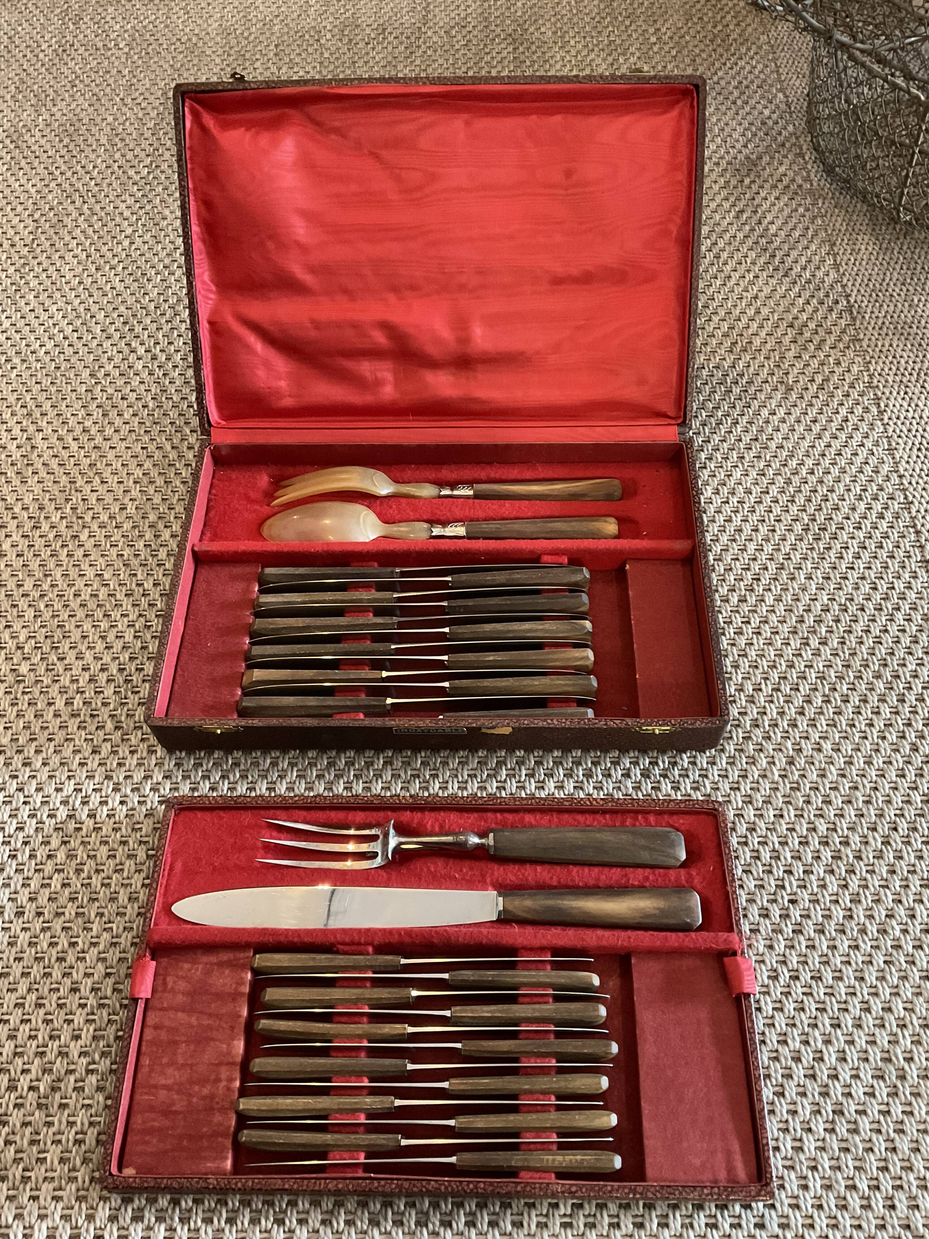 Box 28 pieces, knives and service cutlery
