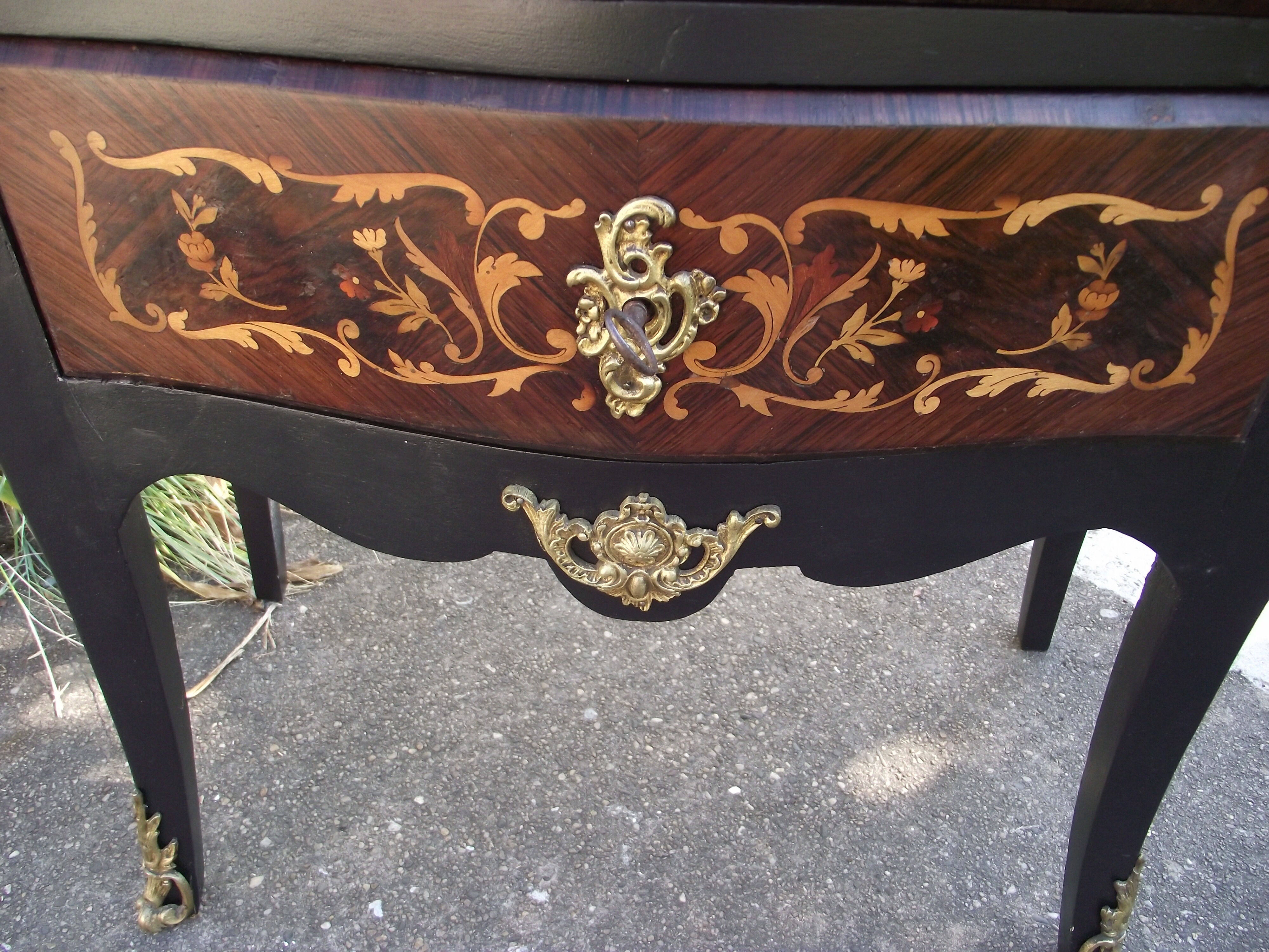 Chest of drawers between two Louis XV style late 19th early 20th.