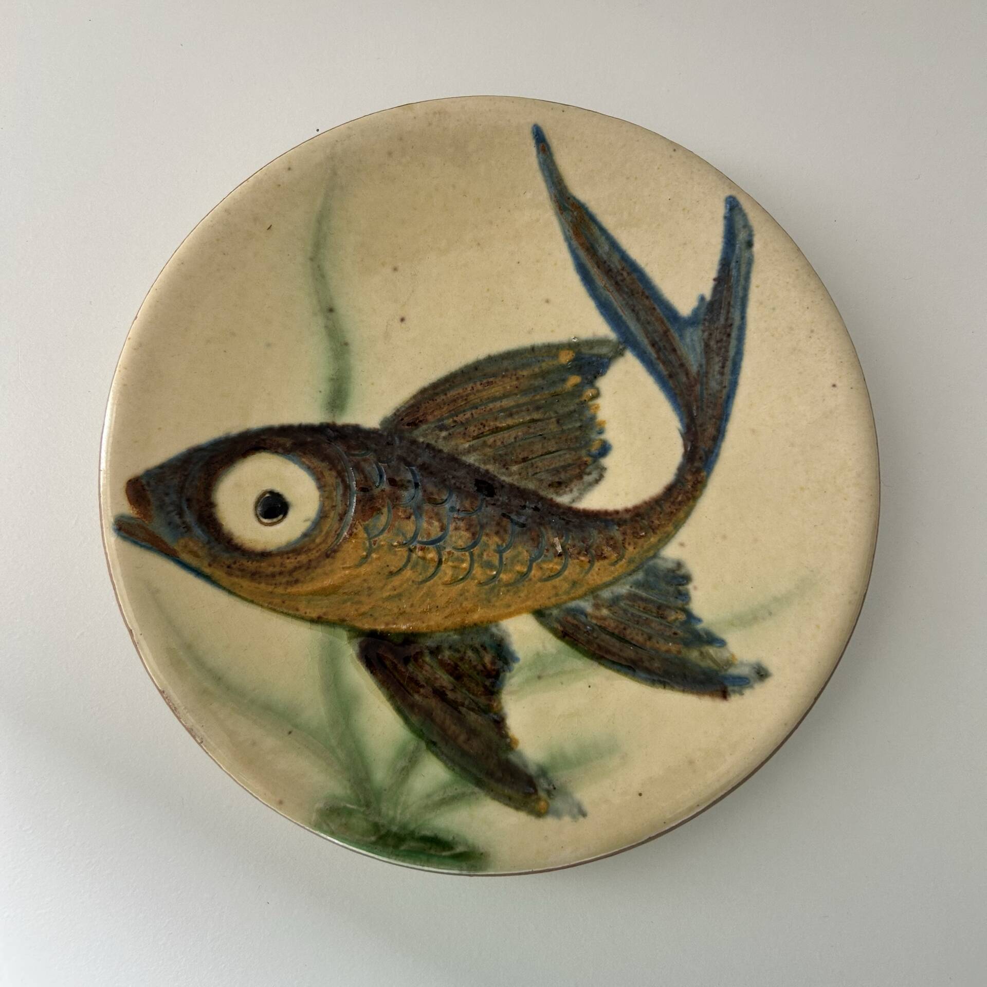 Small fish dish signed by Puigdemont
