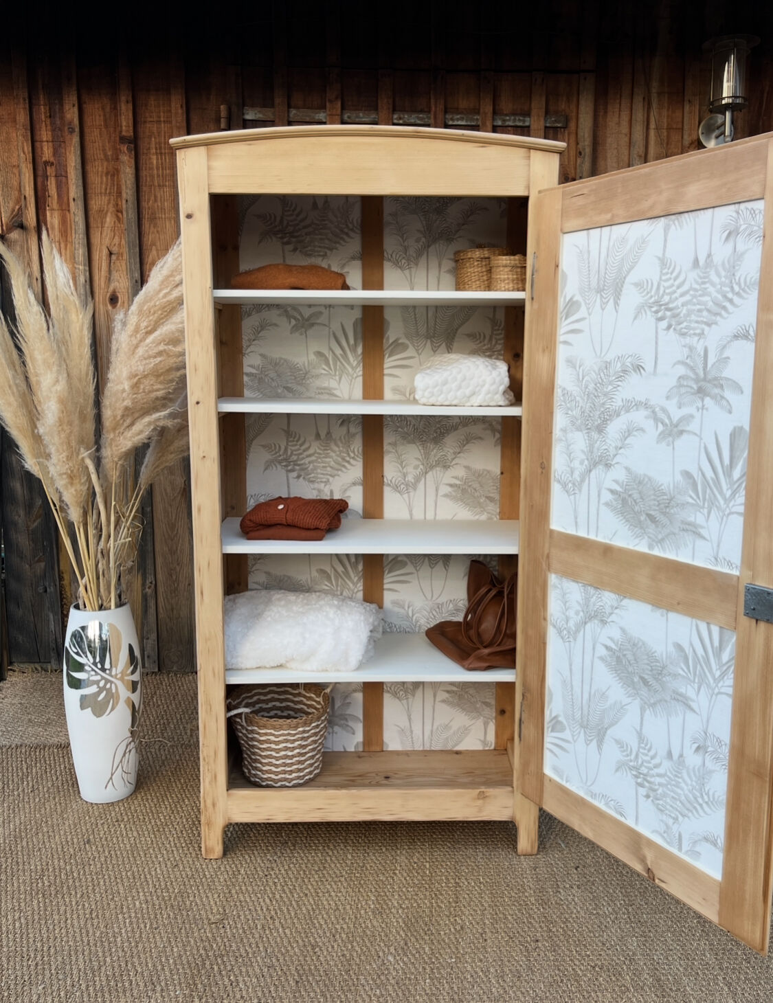 Solid wood and cane bonnetière