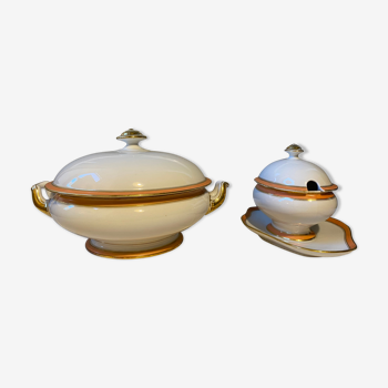 Deux plats en porcelaine rose saumonée et liseré or circa 1900