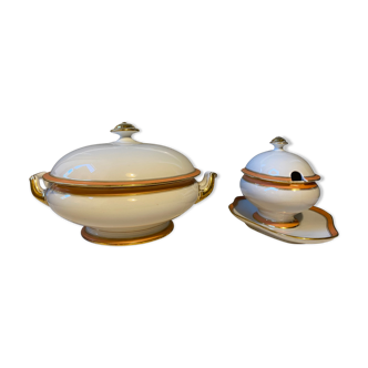 Deux plats en porcelaine rose saumonée et liseré or circa 1900