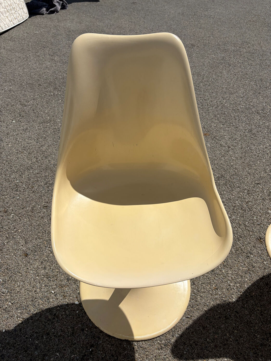 Space Age Table with tulip design and 6 chairs