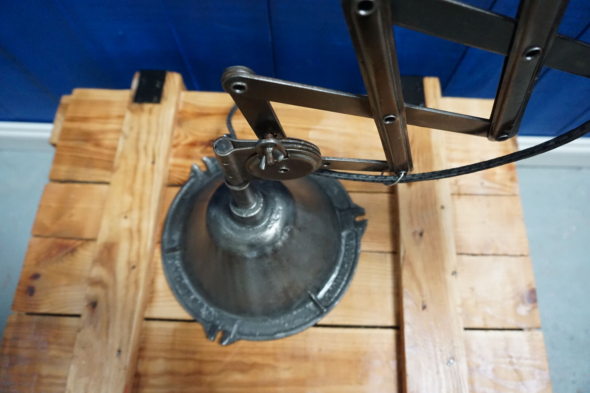 Lampe de table de bureau de ciseaux industriels de cru des années 1950