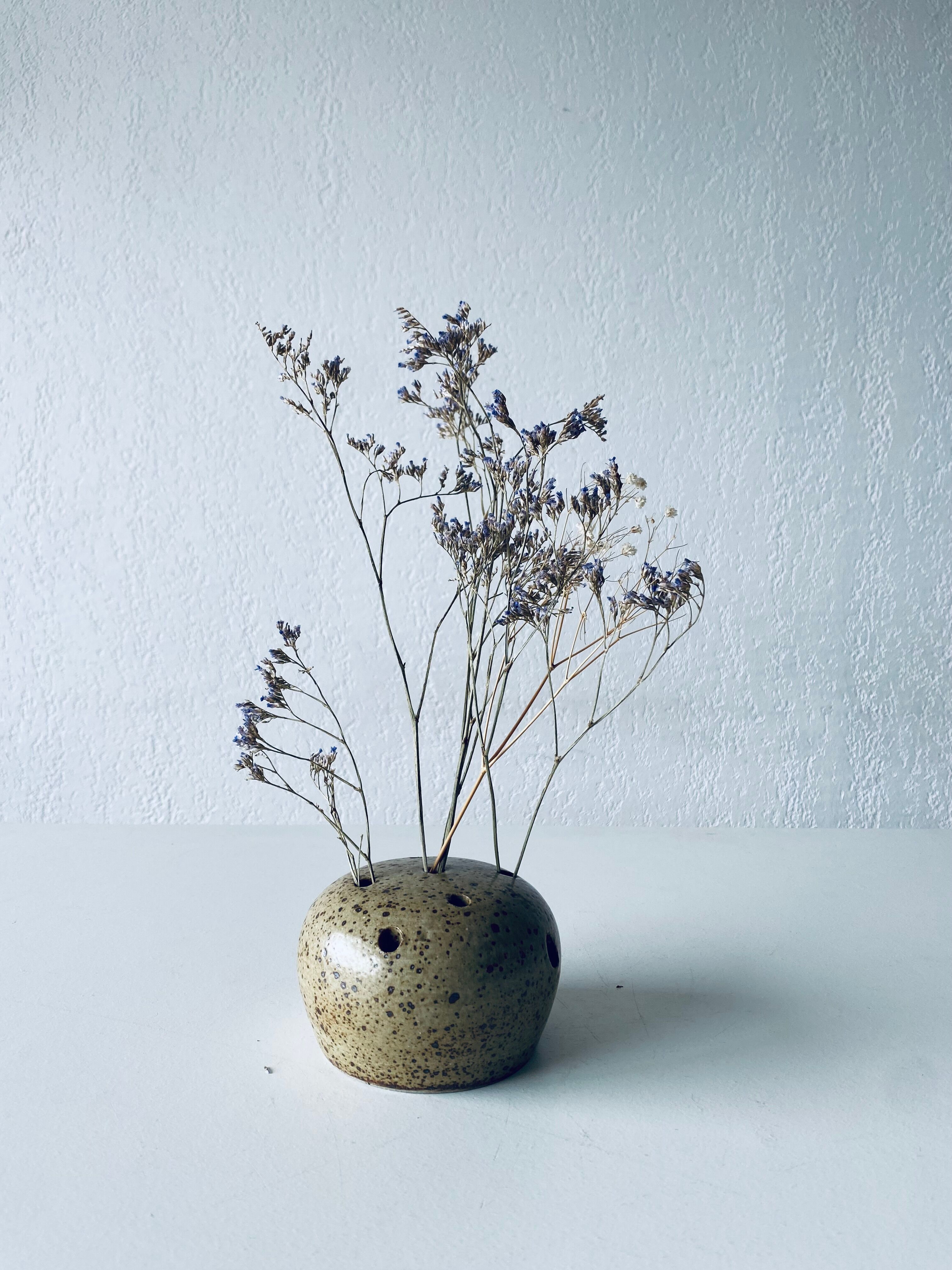 Vase pique flowers in sandstone