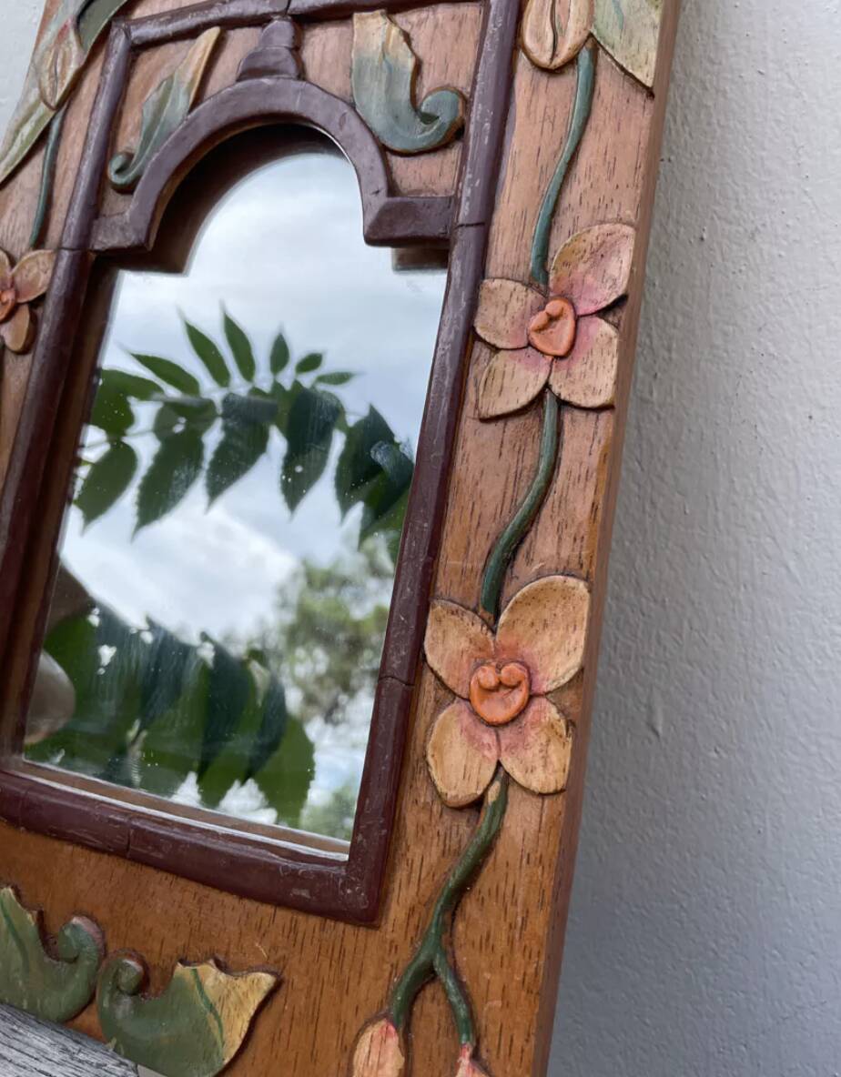 Petit miroir en bois ancien sculpté de fleurs 36x25