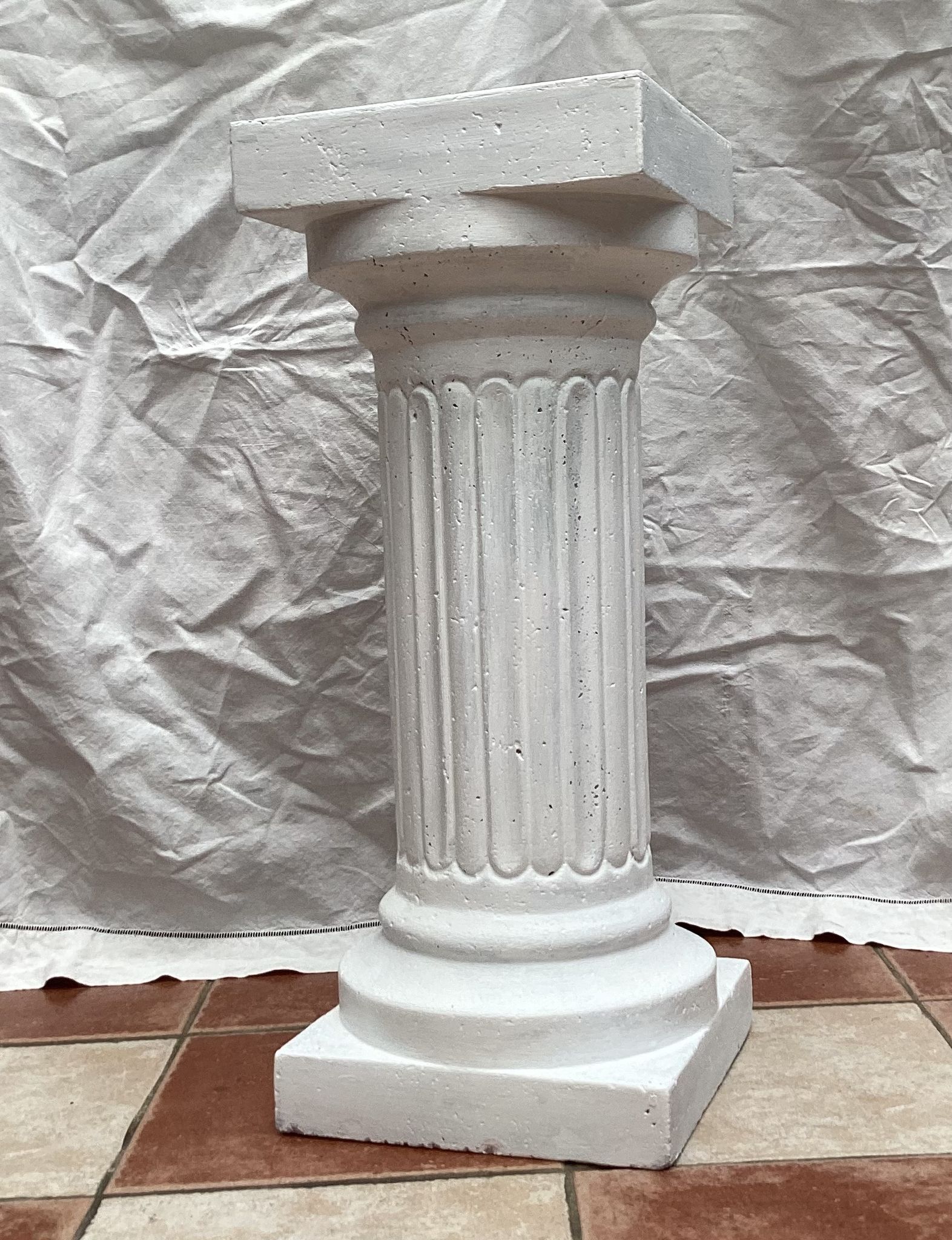 Vintage white plaster column dimension: H-73.5 cm-L-30cm-