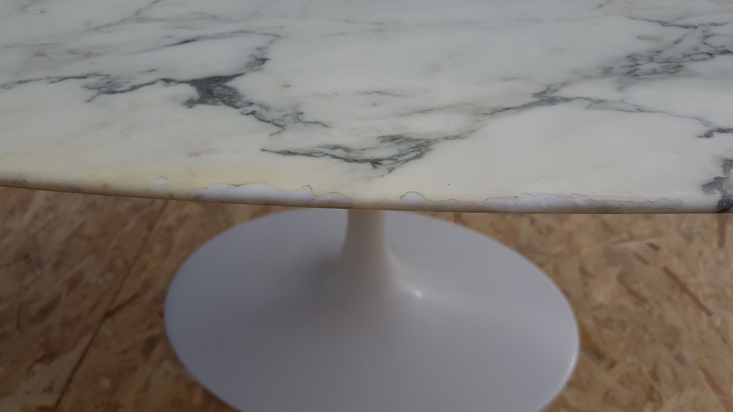 Oval table by Eero Saarinen Edite by Knoll