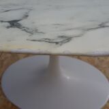 Table ovale de Eero Saarinen edite par Knoll