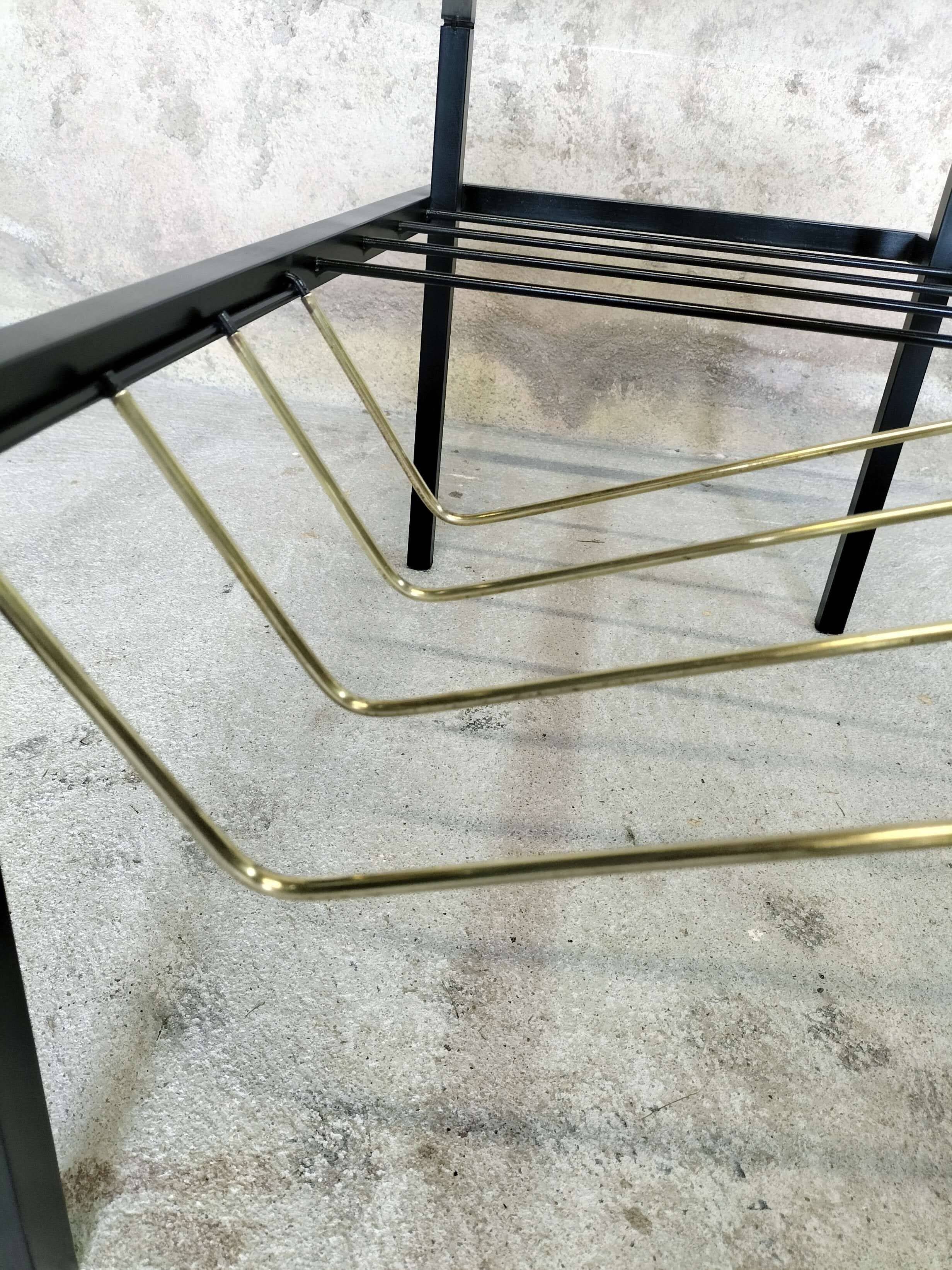 Table basse en verre, métal et laiton