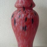Ancien vase en pate de verre à fond rouge moucheté blanc, bleue et orange