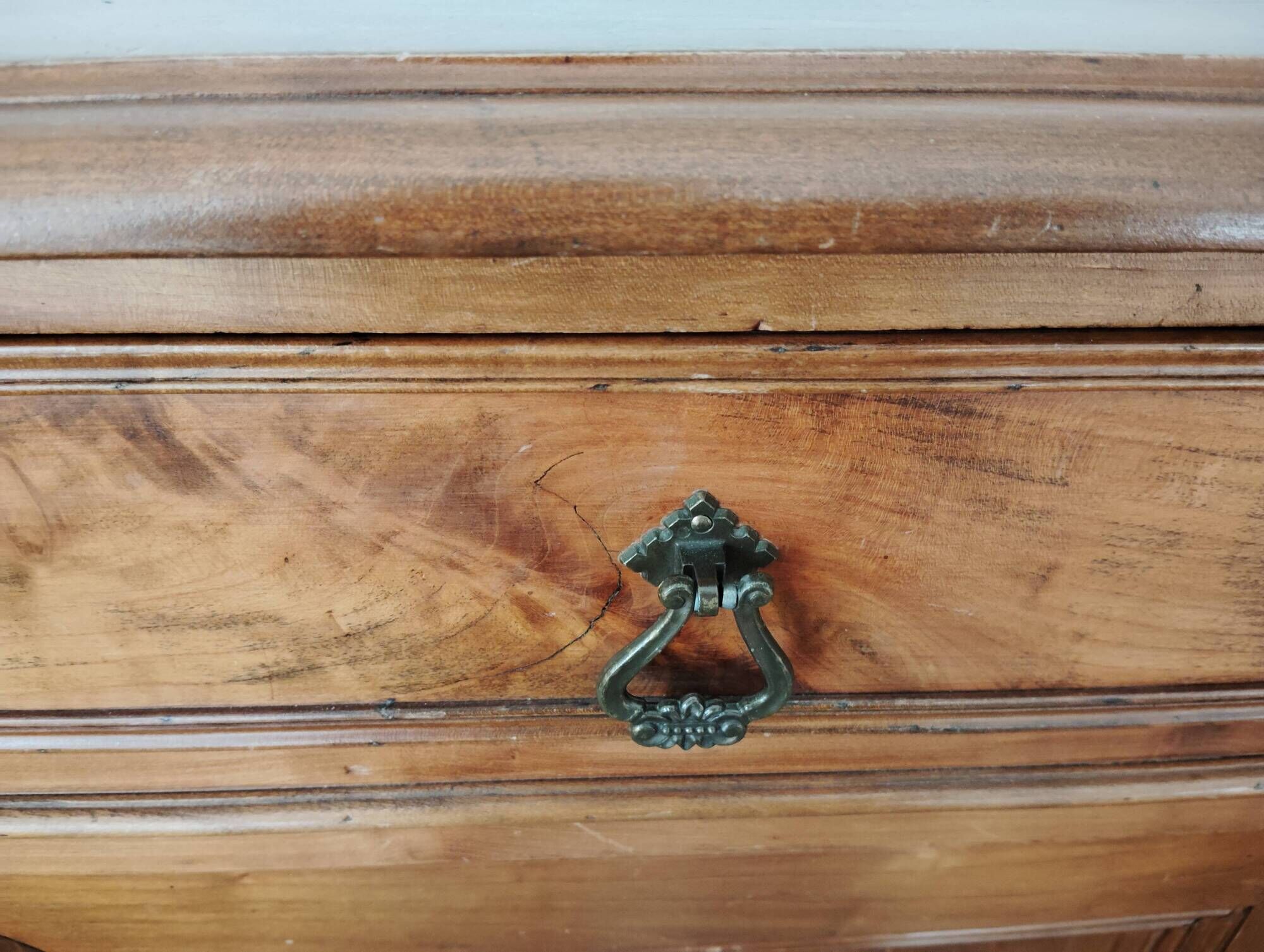 Chest of drawers from the late 1800s in solid cherry wood.