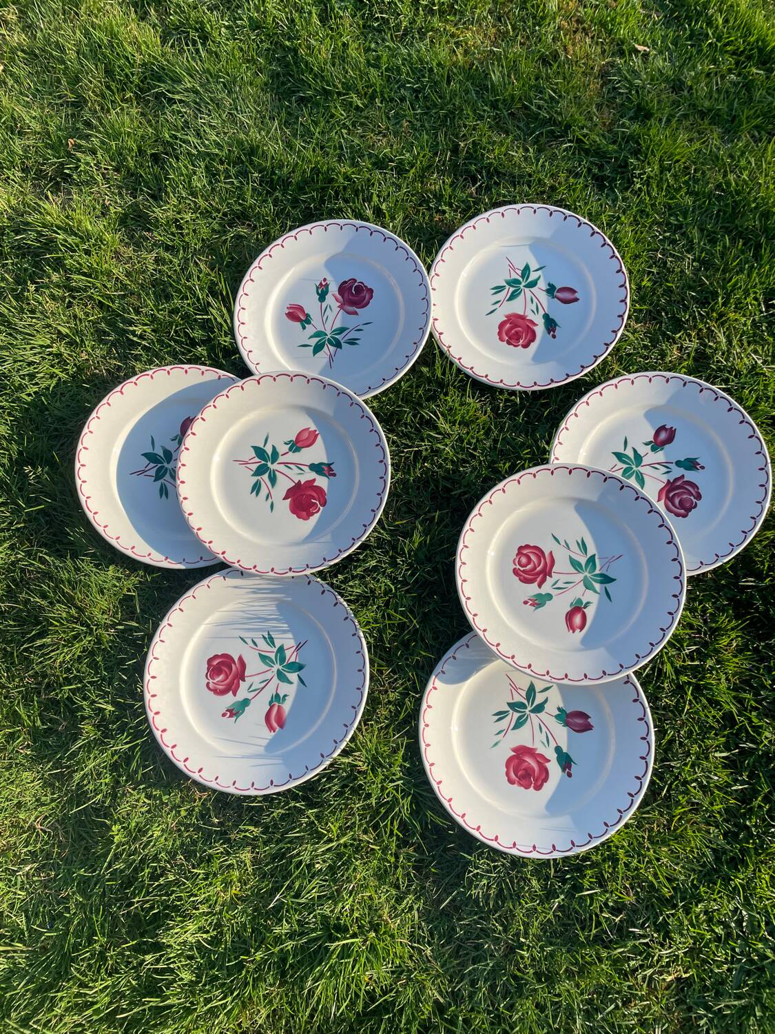 8 vintage flat plates decorated with stylized roses