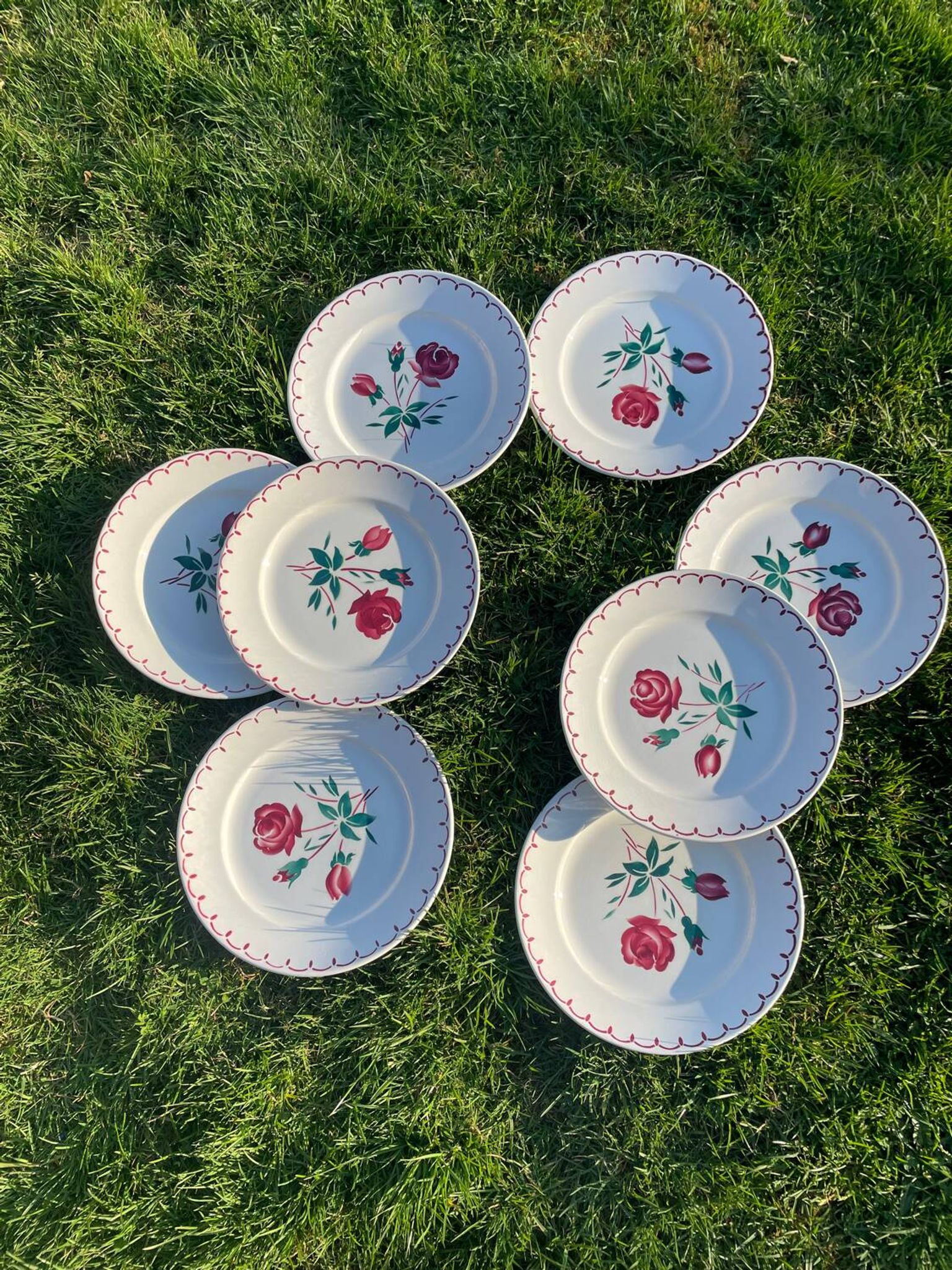 8 assiettes  plates vintage a décor de roses stylisées