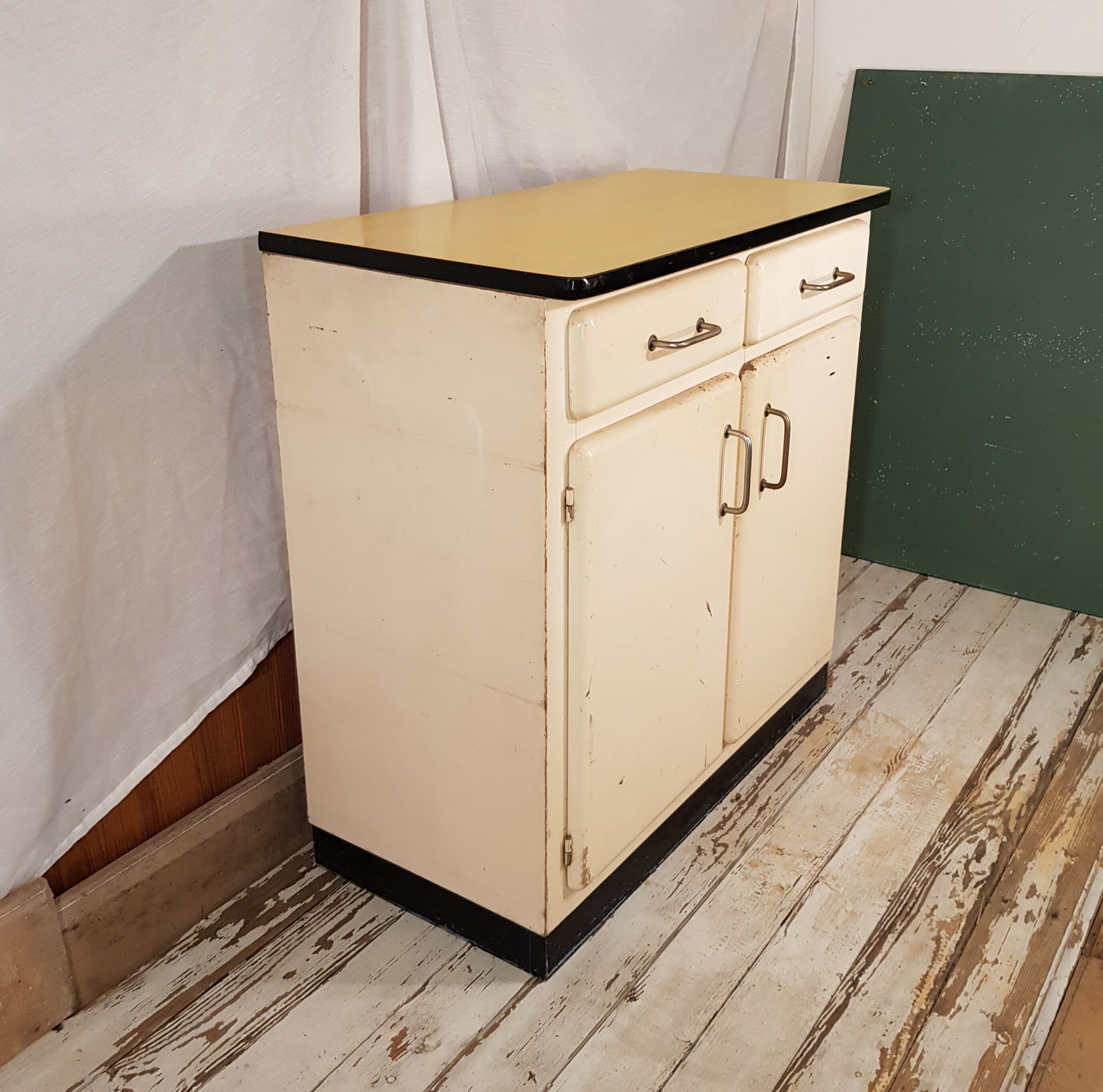 Mado buffet with yellow formica tray
