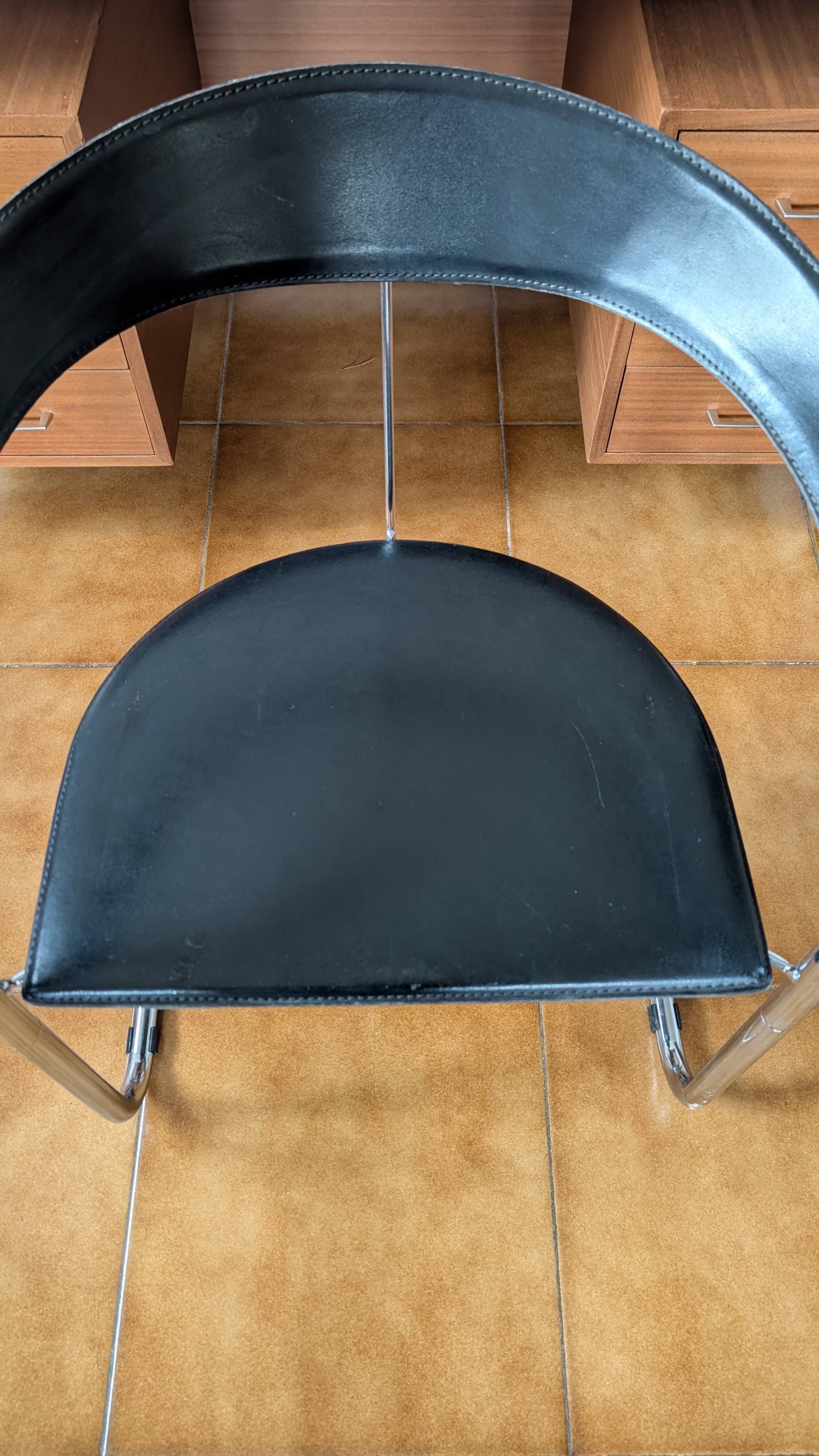 Fauteuil cantilever vintage cuir noir & chrome – années 70/80