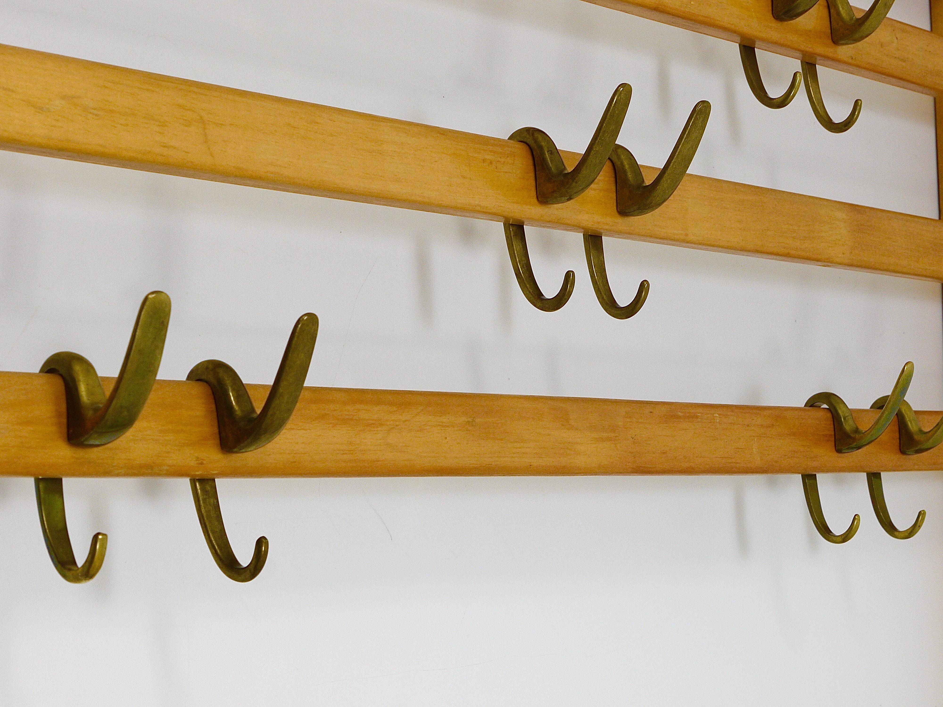 Grand coat rack Auböck Carl Mid-Century in beech with 8 brass hooks, 1950s.