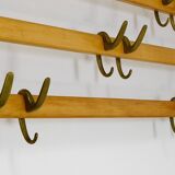 Grand coat rack Auböck Carl Mid-Century in beech with 8 brass hooks, 1950s.