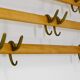 Grand coat rack Auböck Carl Mid-Century in beech with 8 brass hooks, 1950s.