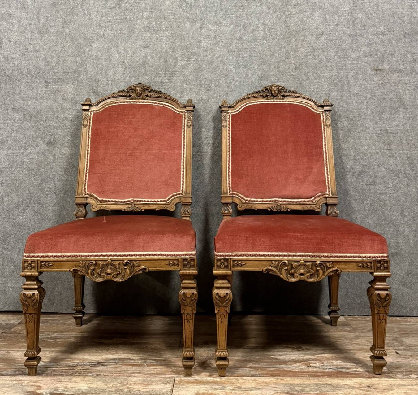 Importante paire de chaises de style Renaissance en bois sculpté