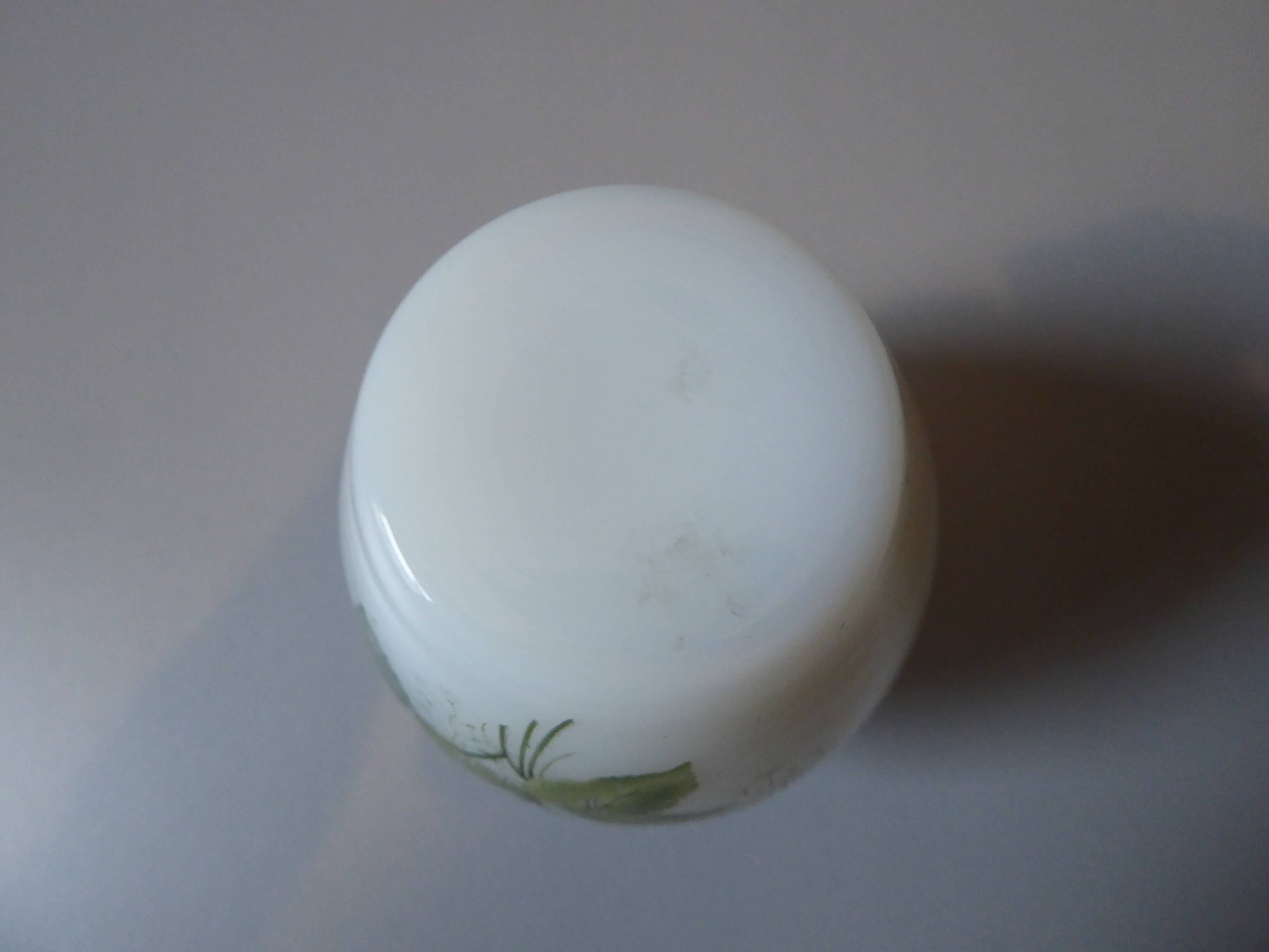 Vase en opaline blanche et décor de fleurs