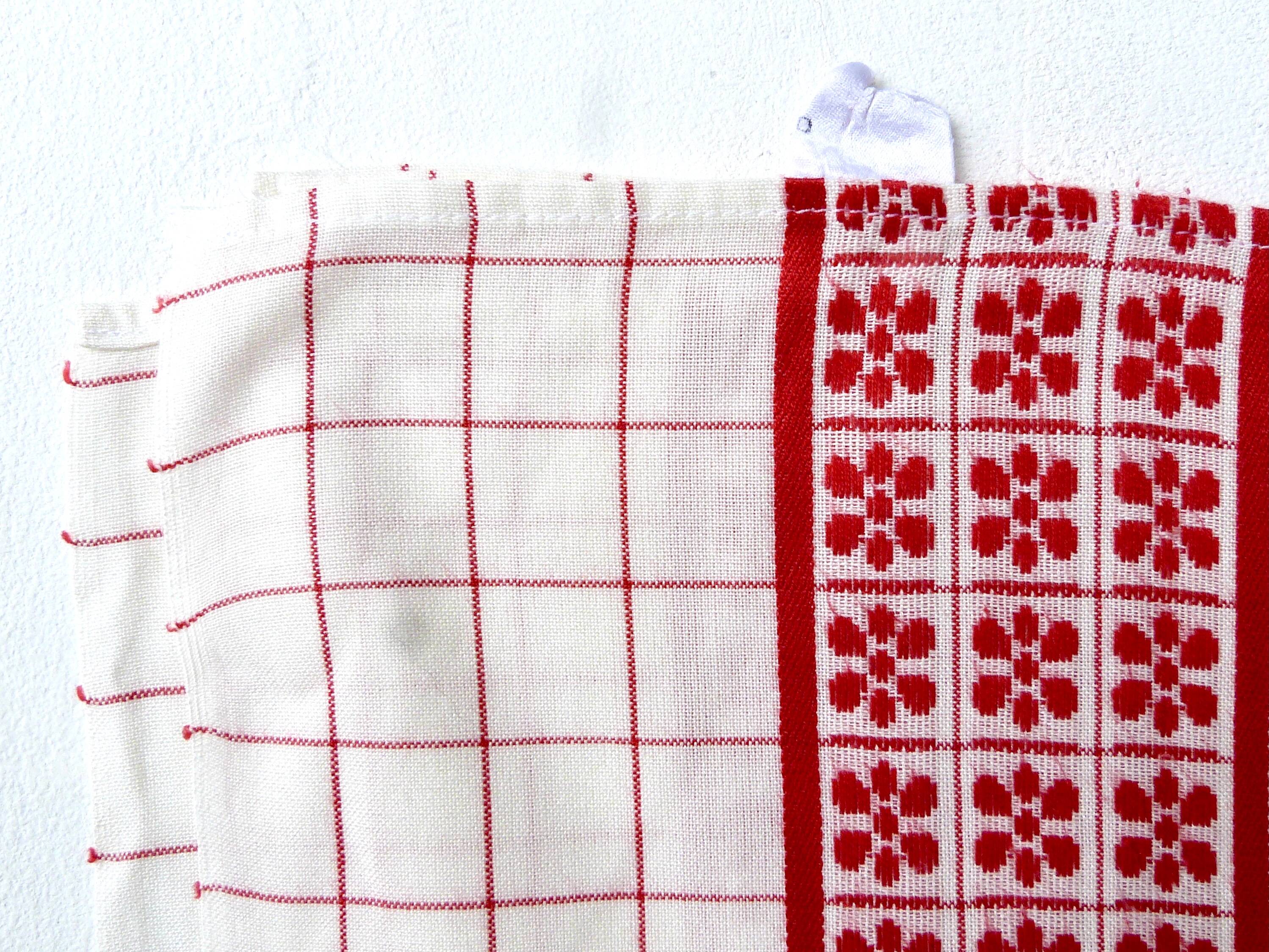 White and red embroidered tablecloth and eight matching napkins, 200x150cm