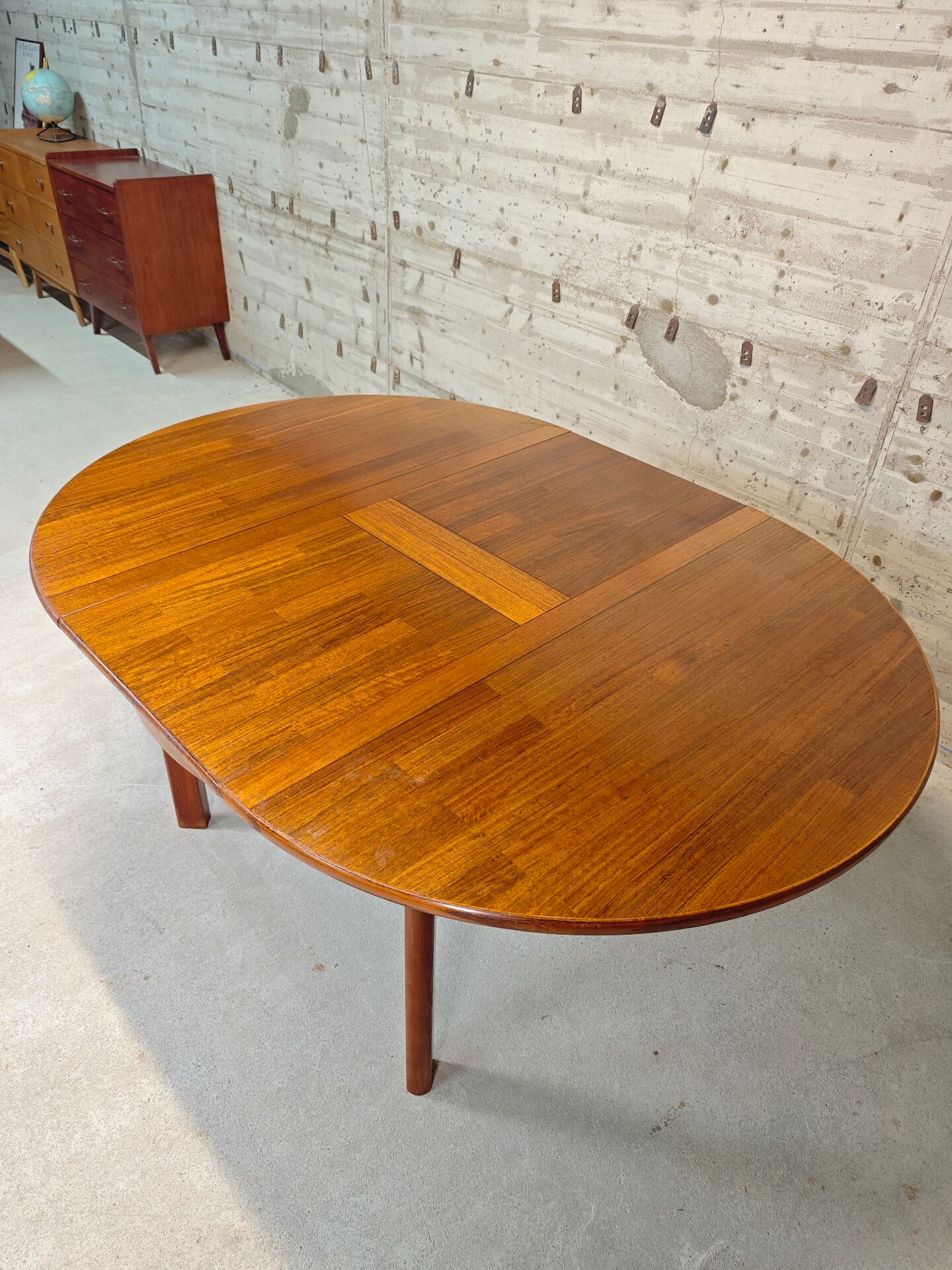Extendable round table