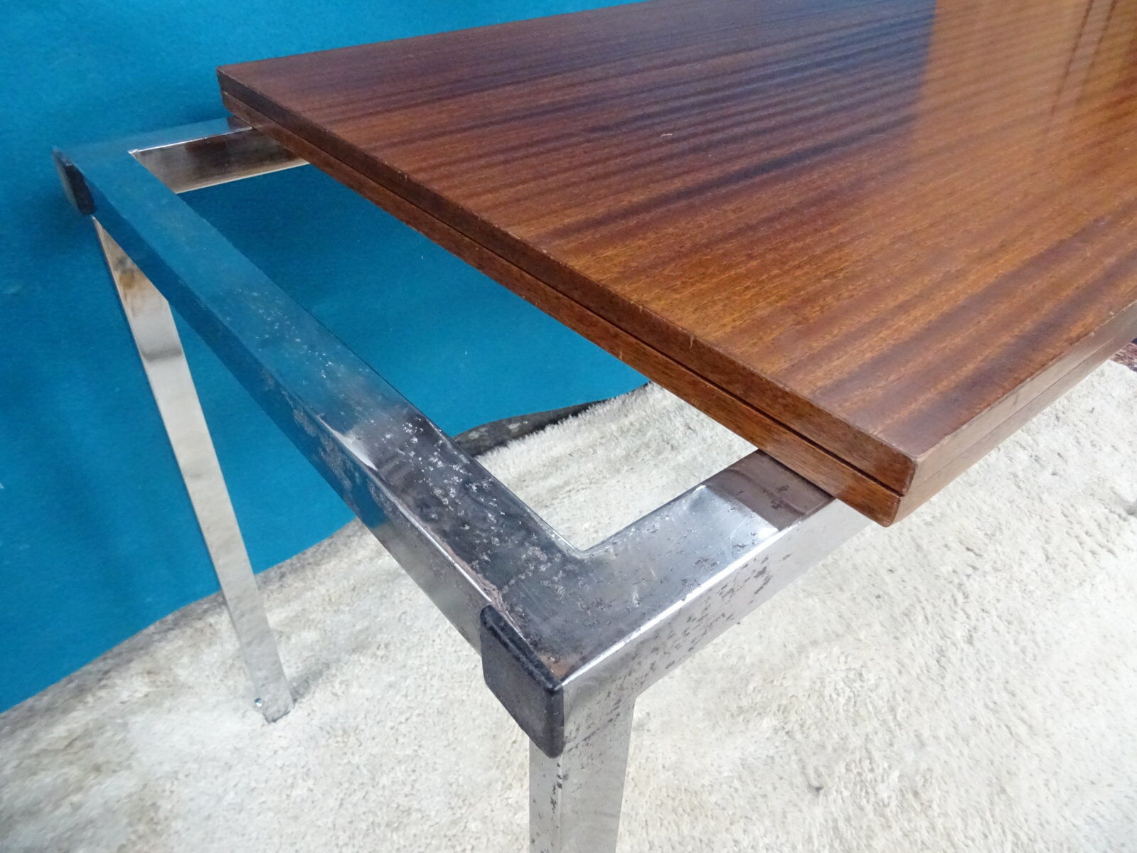 Extendable rise and fall table