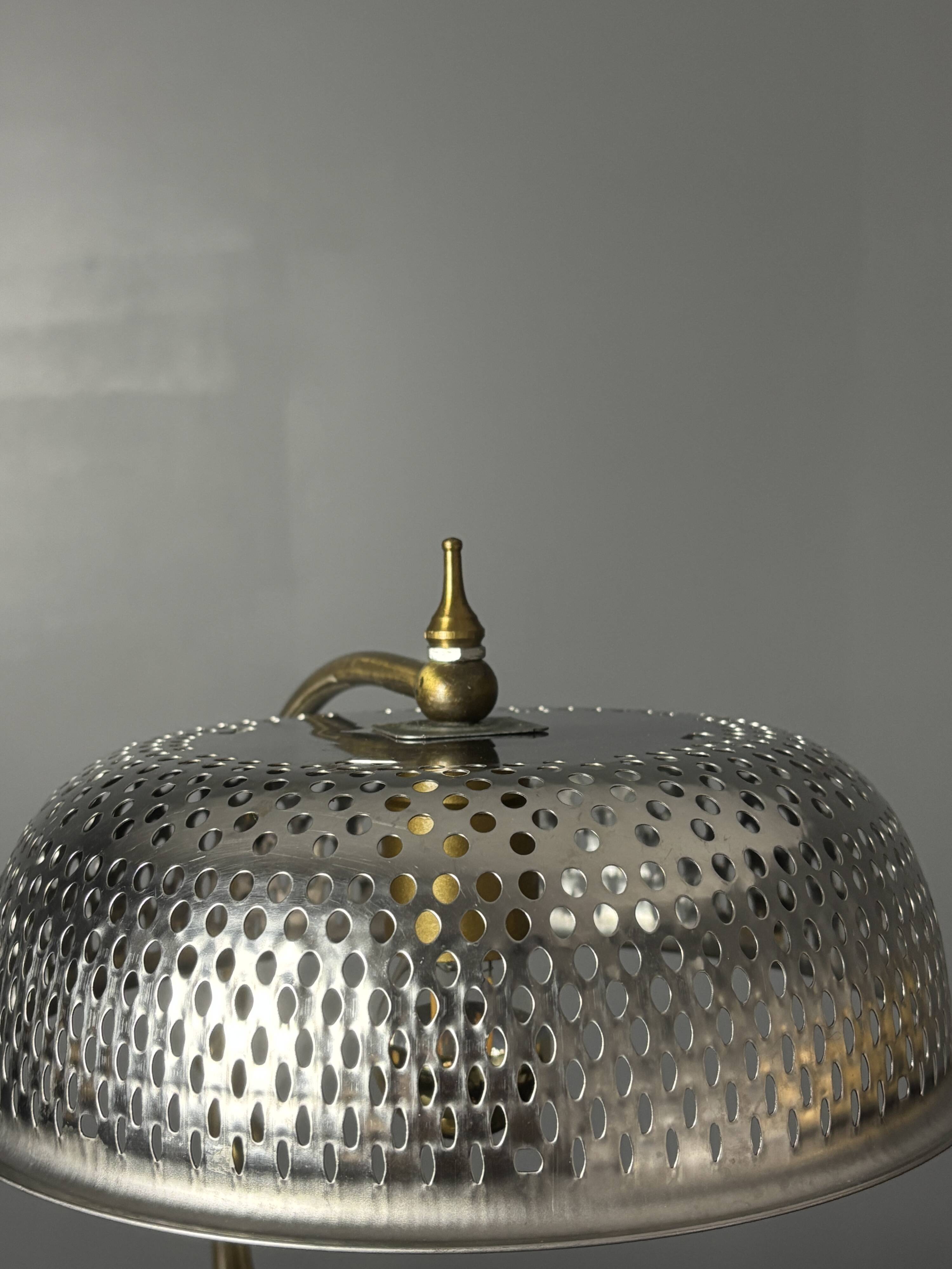 Lampe de table sculpturale ajustable des années 1960 avec abat-jour perforé.