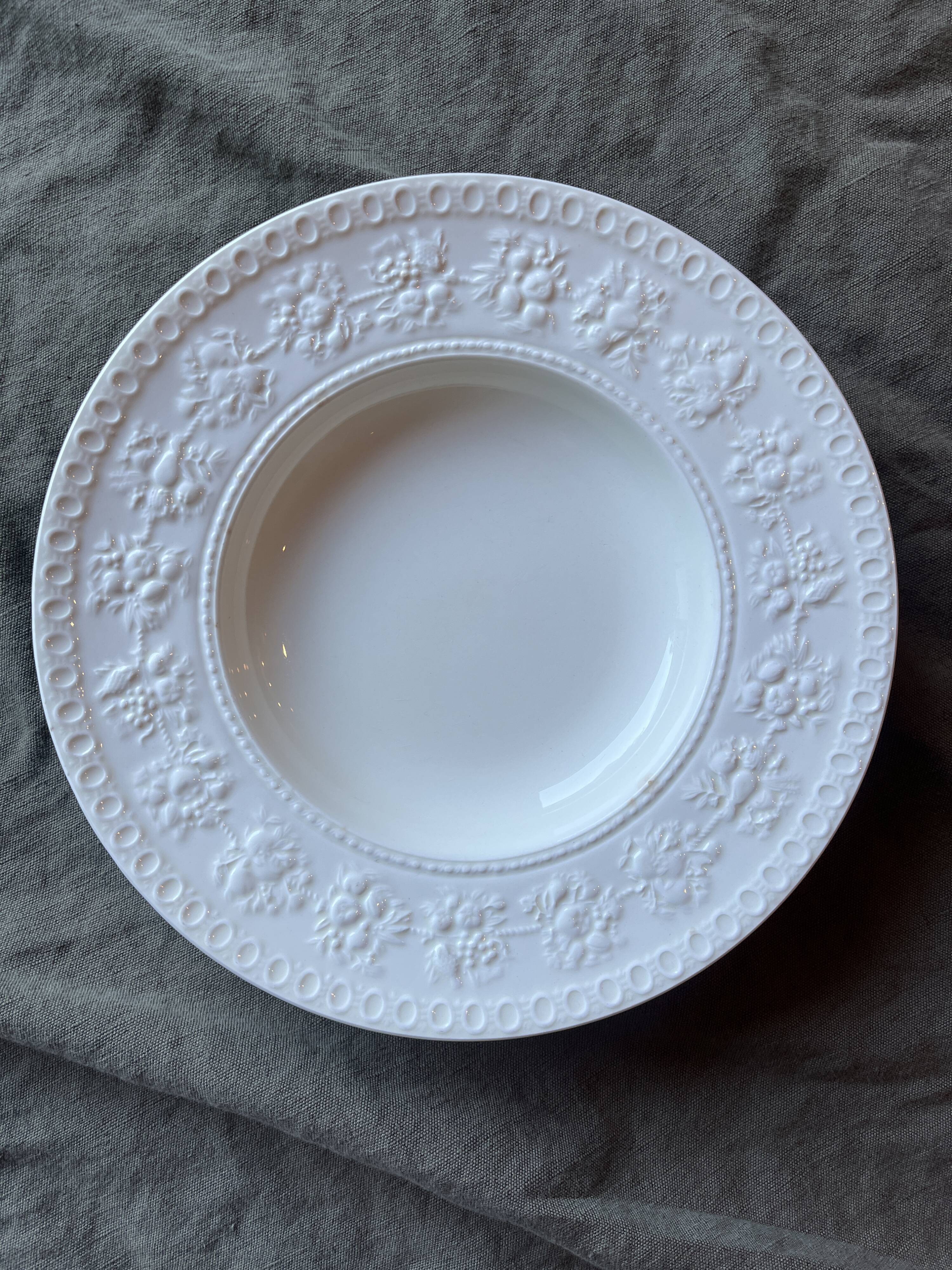 Set of 6 small Wedgwood Wellesley Festivity plates.