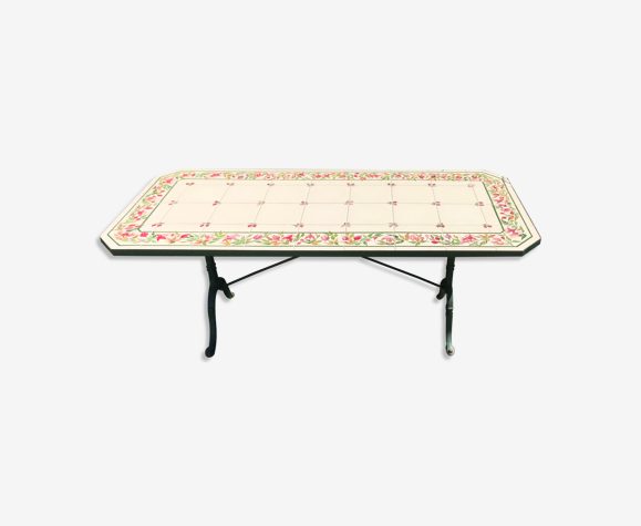 Table en fonte et carrelage