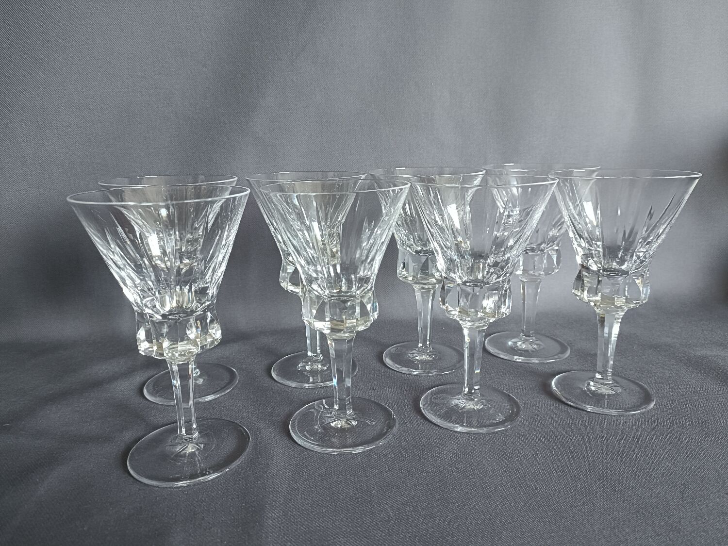 Série de 8 verres à vin blanc en cristal de Bayel
