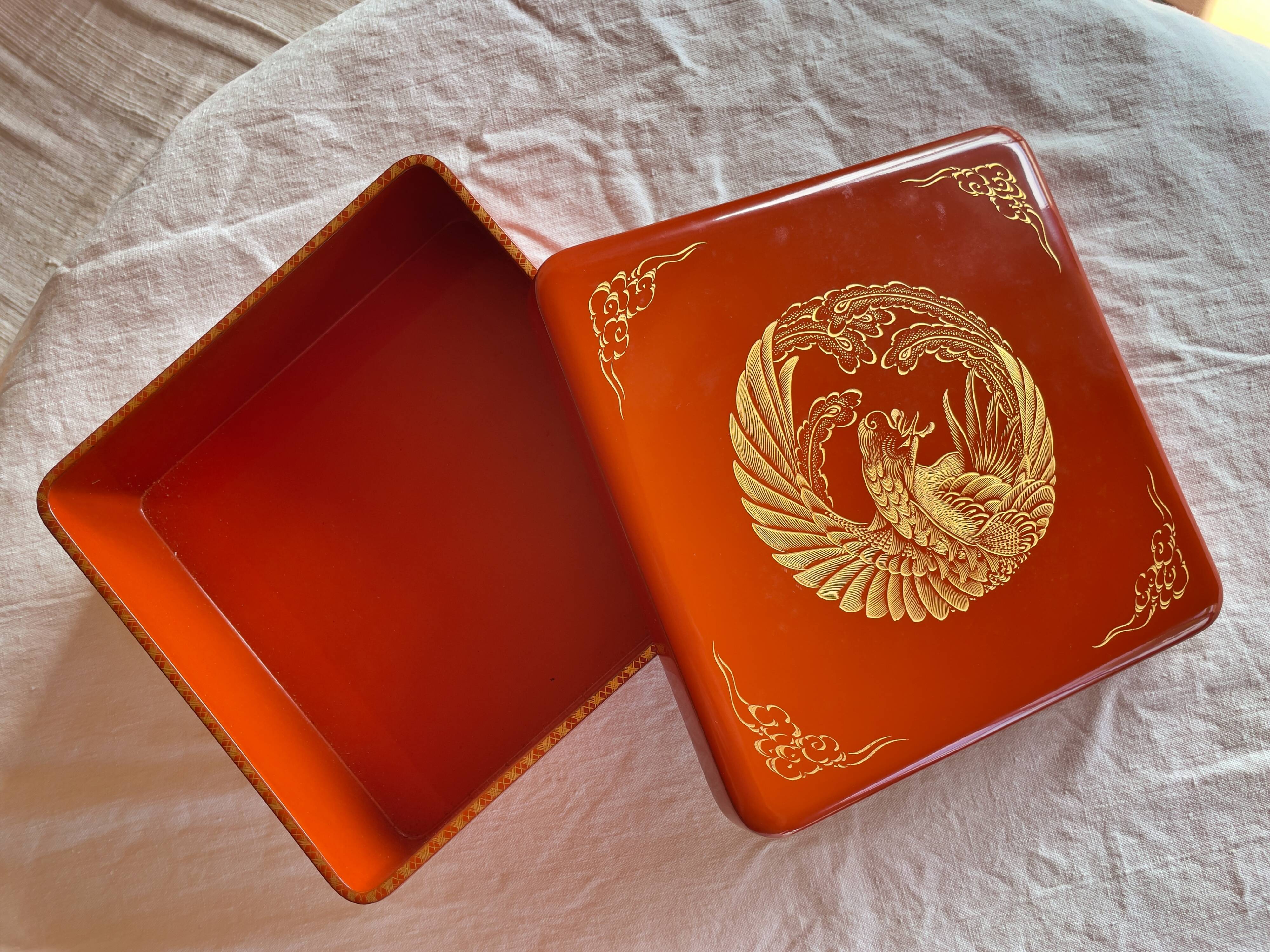 Boite carrée en laque rouge au décor exceptionnel de phénix et rehaussé d'or - 19e siècle, Japon