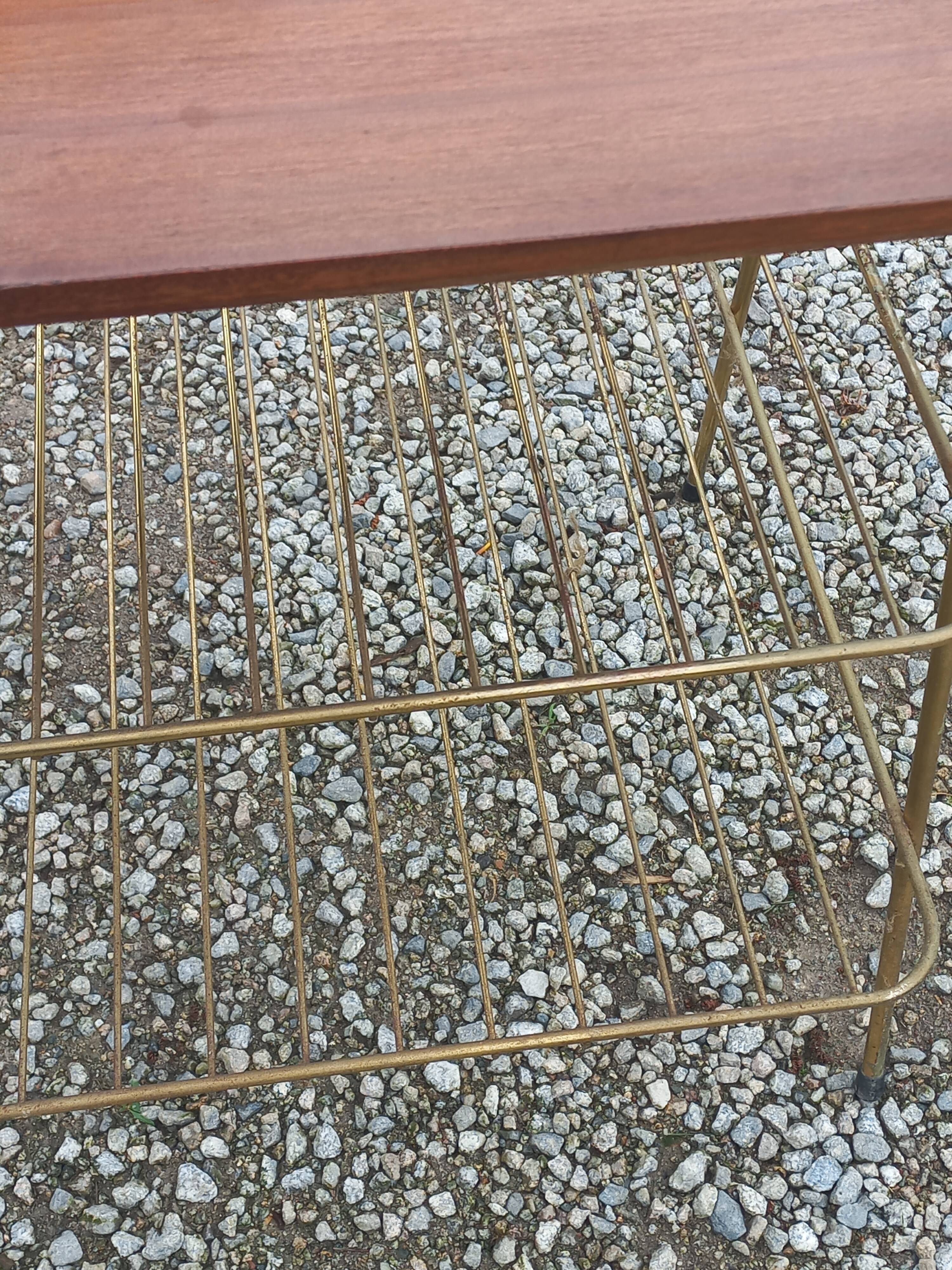 Lampadaire des années 50 en métal doré triple tablettes acajou et métal doré