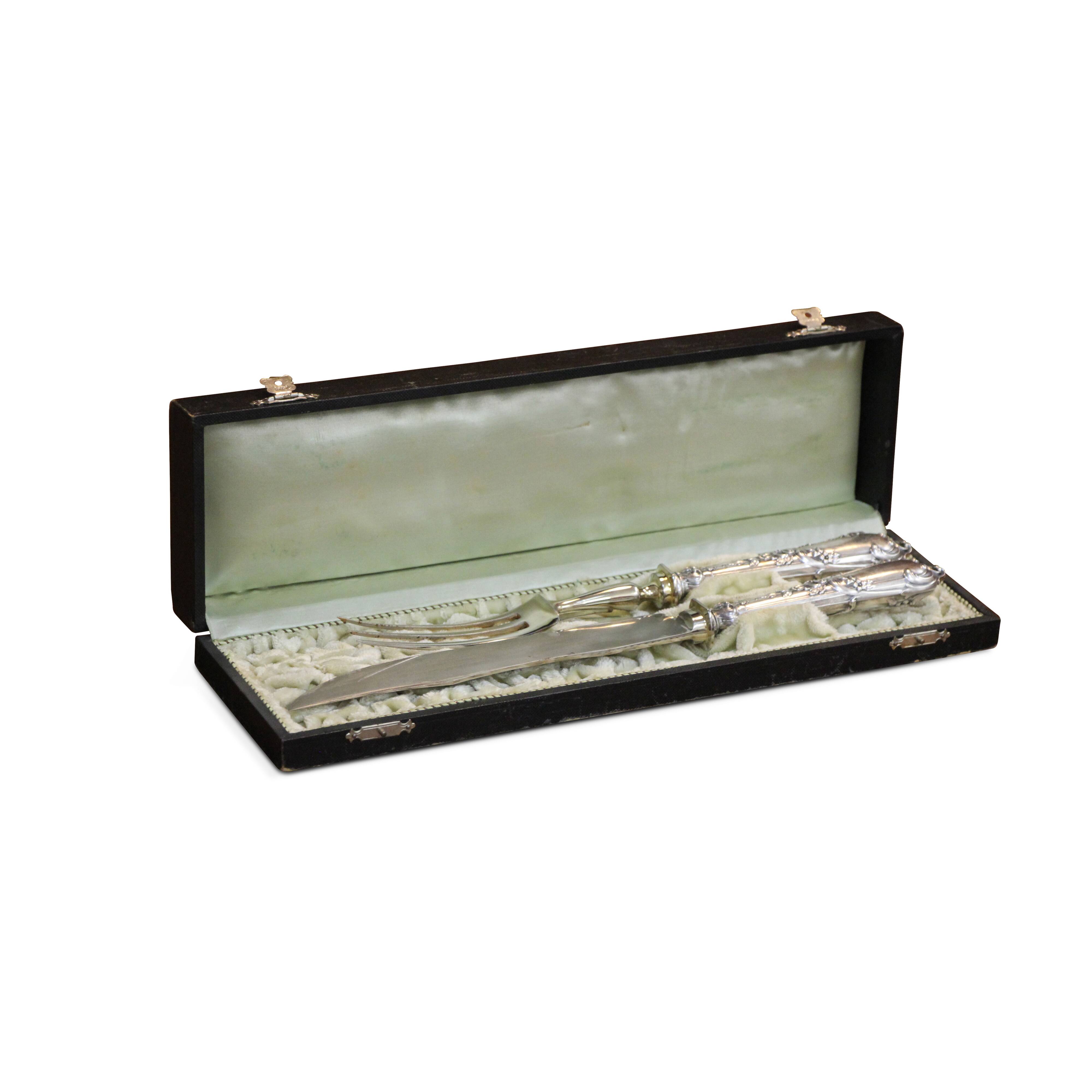 Un service à gigot argenté comprenant une fourchette et un couteau