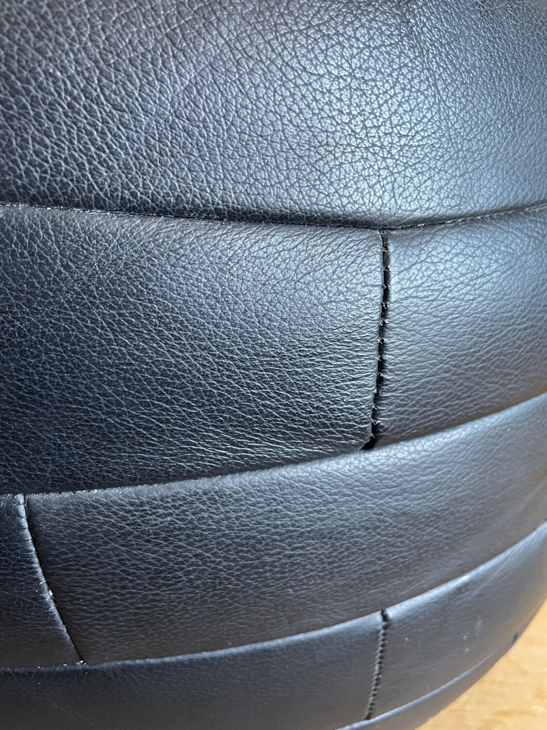 Pouf noir en cuir patchwork de Sède