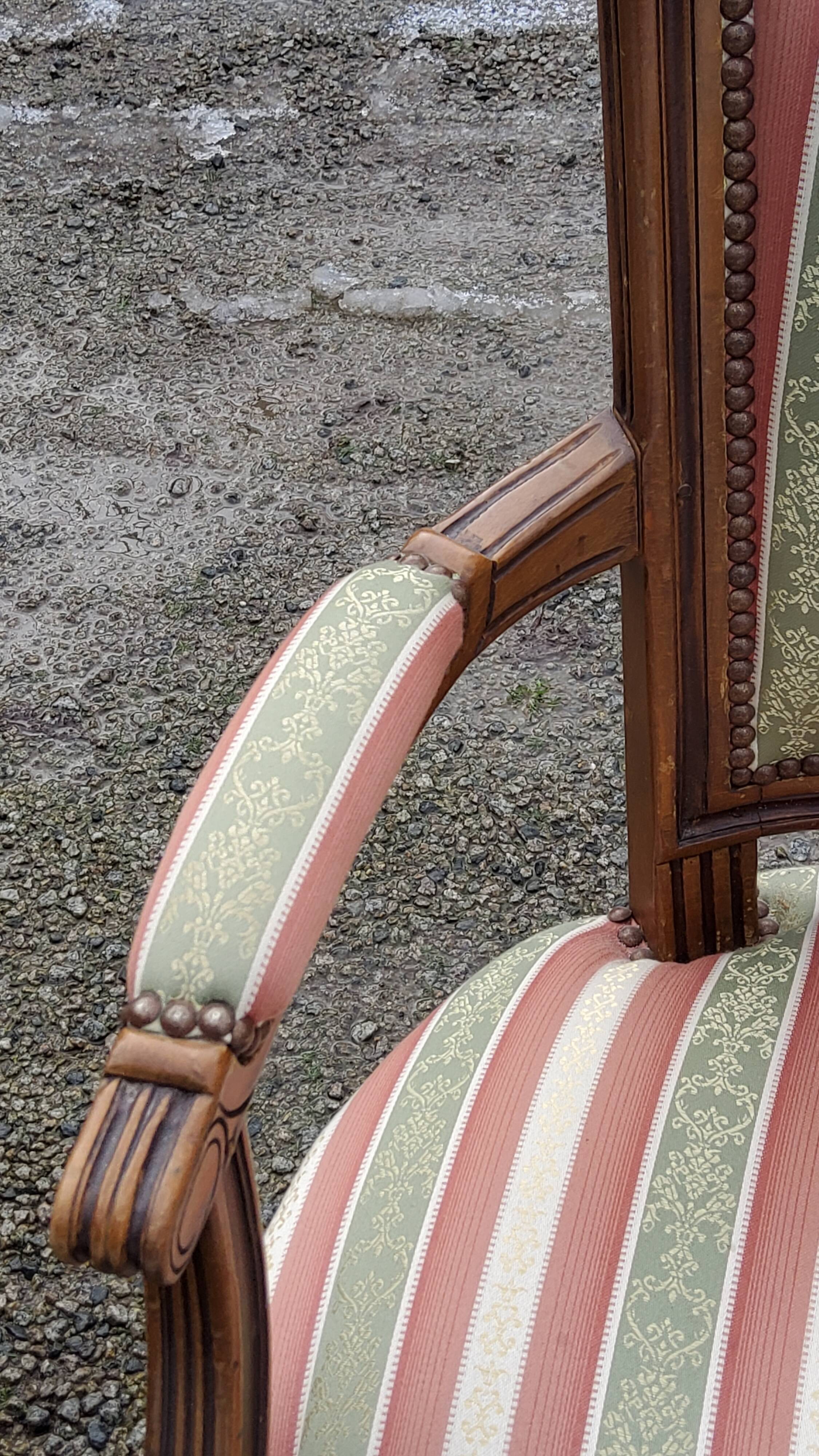 Paire de fauteuils cabriolets de style Louis XVI